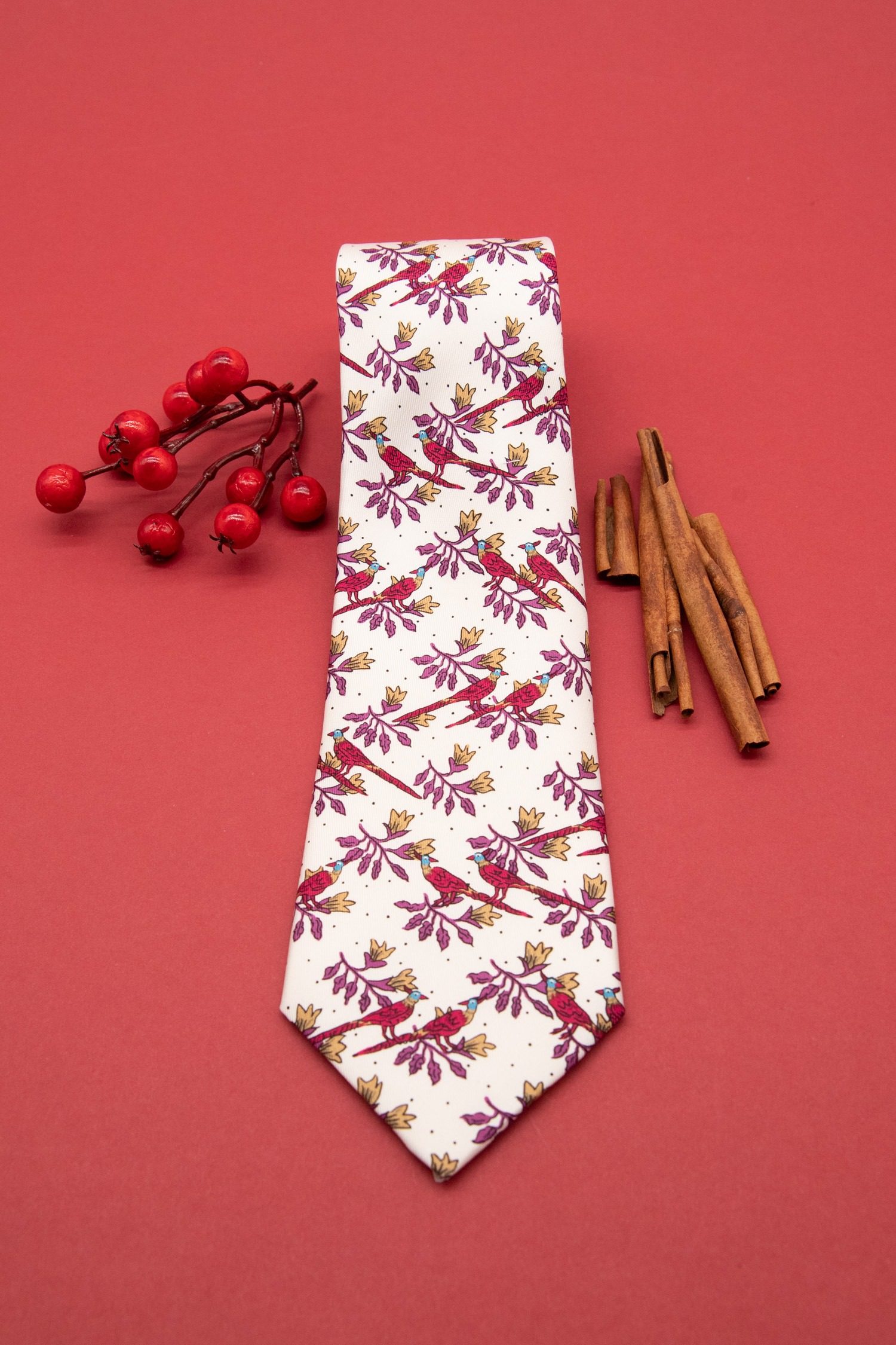 Thumbnail of http://Hermès%20Krawatte%20mit%20Vögeln%20in%20Cremeweiß%20und%20Purpur