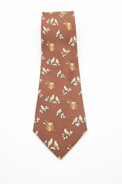 Hermès Krawatte mit Vögeln und Instrumenten in Dunkelbraun