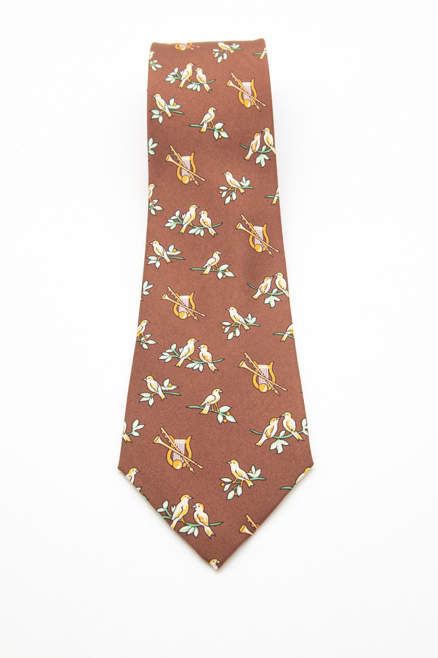 Hermès Krawatte mit Vögeln und Instrumenten in Dunkelbraun