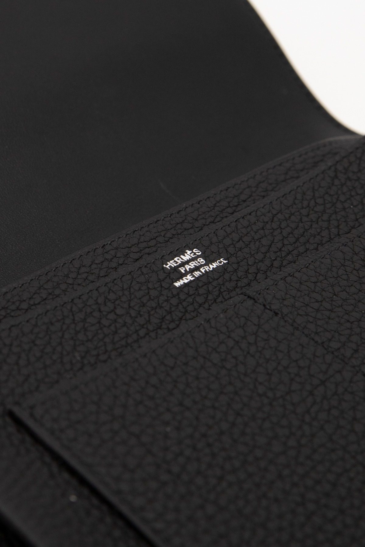 Thumbnail of http://Hermès%20Dogon%20Duo%20Wallet%20Portemonnaie%20in%20Schwarz%20und%20Silber