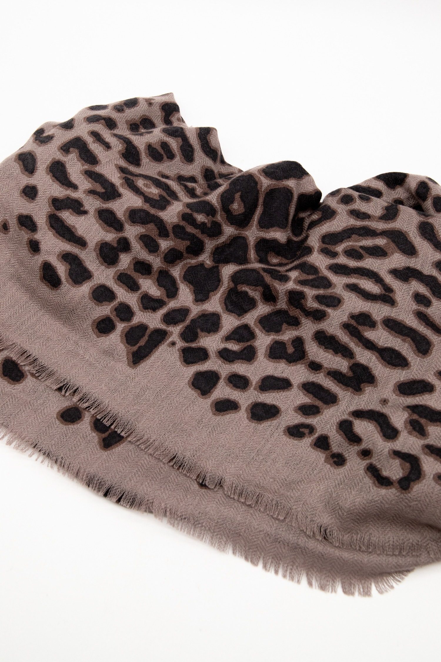 Thumbnail of http://Iris%20von%20Arnim%20Tuch%20mit%20Leomuster%20in%20Braun,%20Schwarz%20und%20Beige