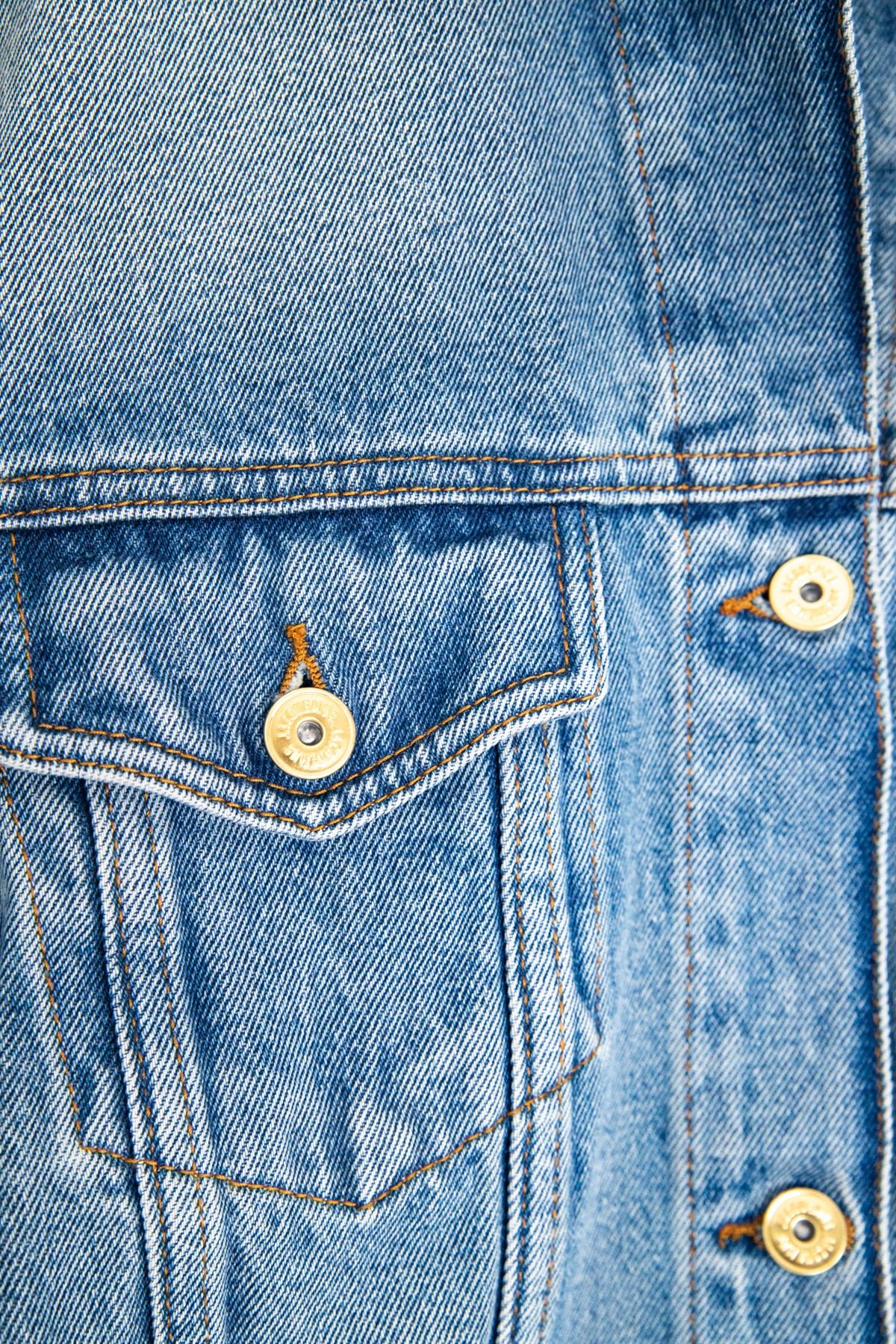 Thumbnail of http://Jacquemus%20La%20veste%20de-Nîmes%20Jeansjacke%20in%20Blau