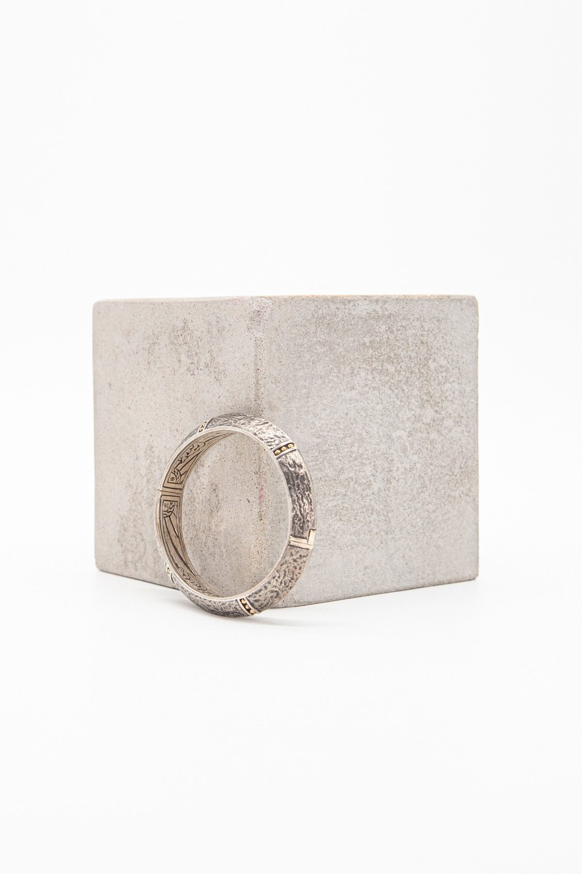 Thumbnail of http://John%20Hardy%20Armreif%20mit%20Goldenen%20Details%20in%20Silber
