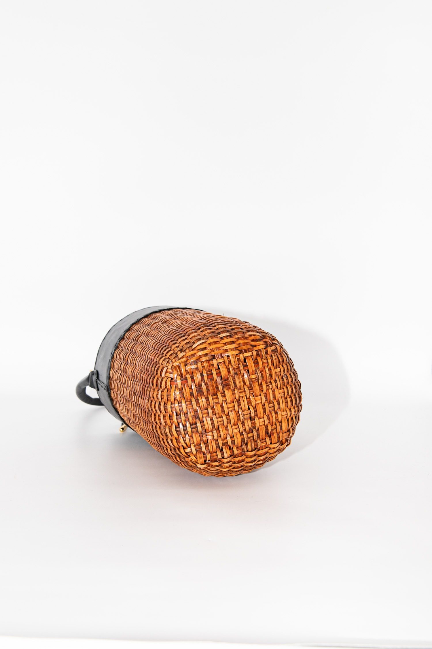 Thumbnail of http://Kayu%20Straw%20Bucket%20Korbtasche%20in%20Braun%20und%20Schwarz