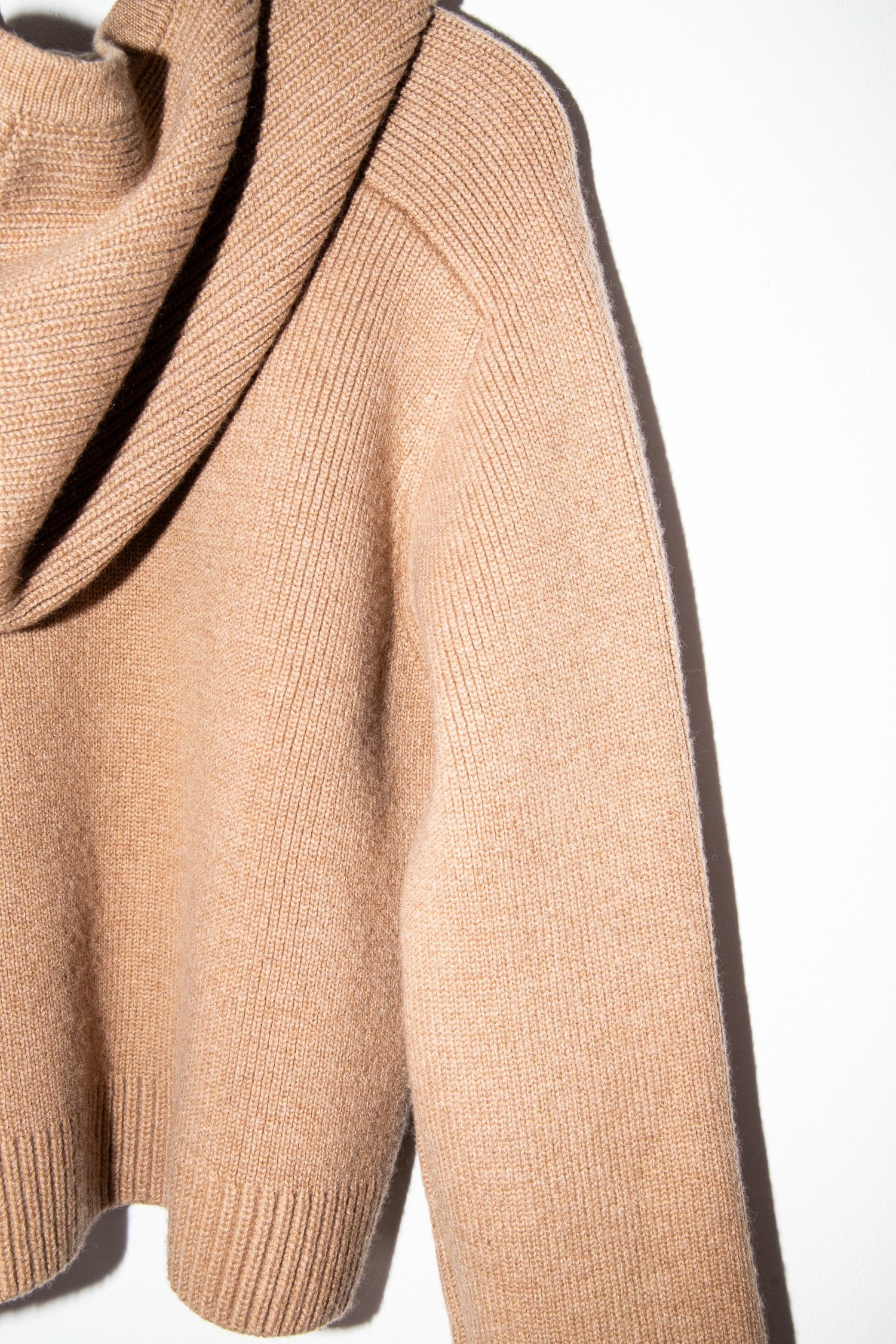 Thumbnail of http://Khaite%20Winston%20Strickjacke%20mit%20Kapuze%20in%20Camelfarben