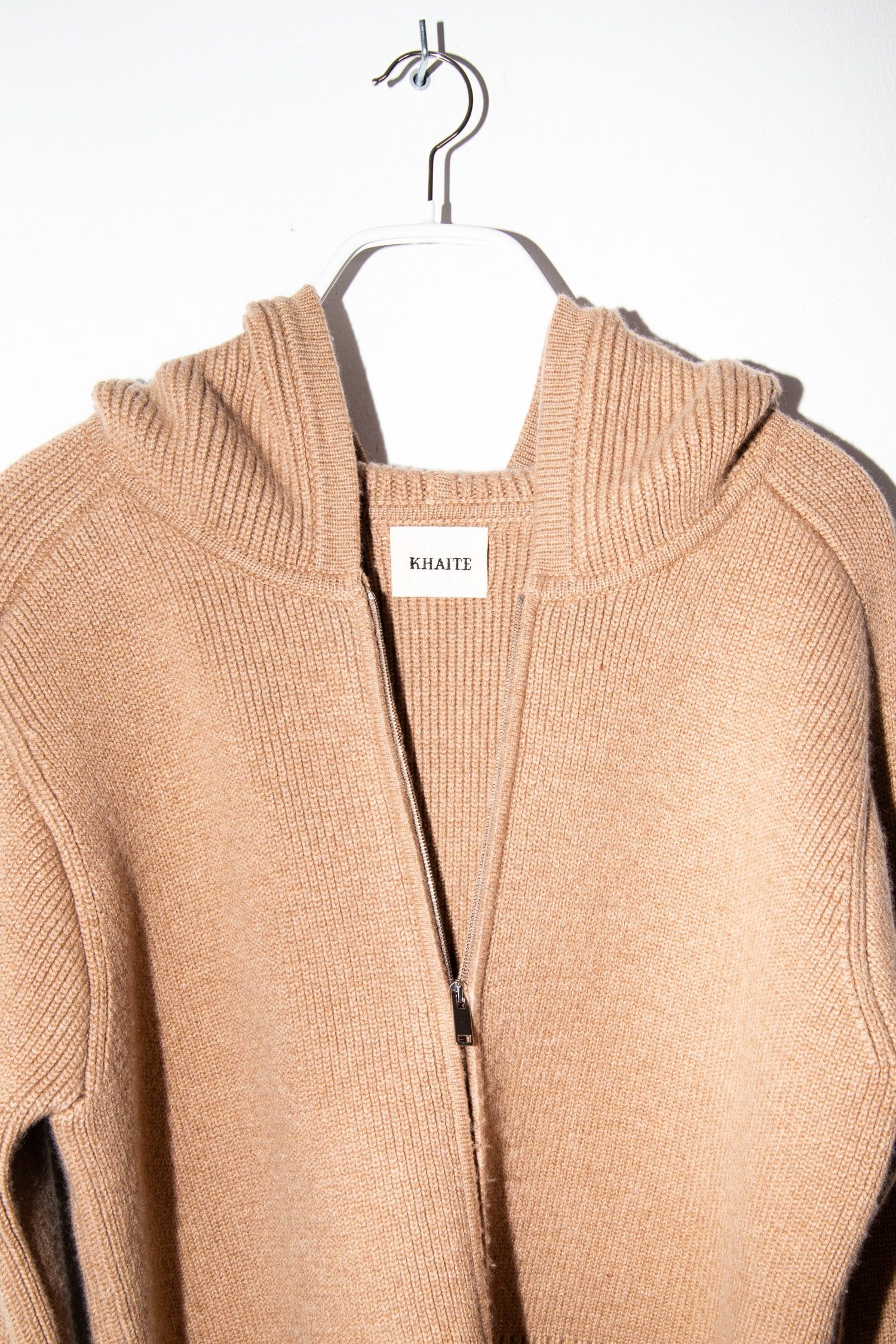 Thumbnail of http://Khaite%20Winston%20Strickjacke%20mit%20Kapuze%20in%20Camelfarben