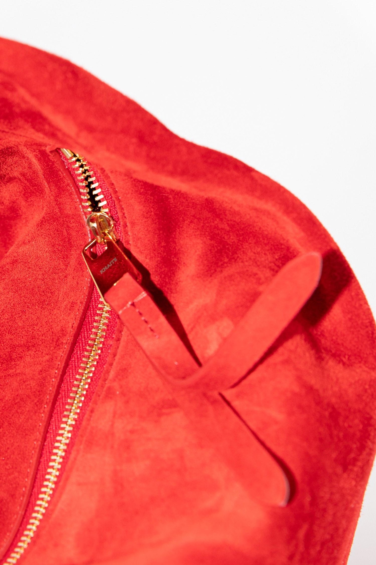 Thumbnail of http://Khaite%20Olivia%20Handtasche%20aus%20Veloursleder%20in%20Rot%20und%20Gold