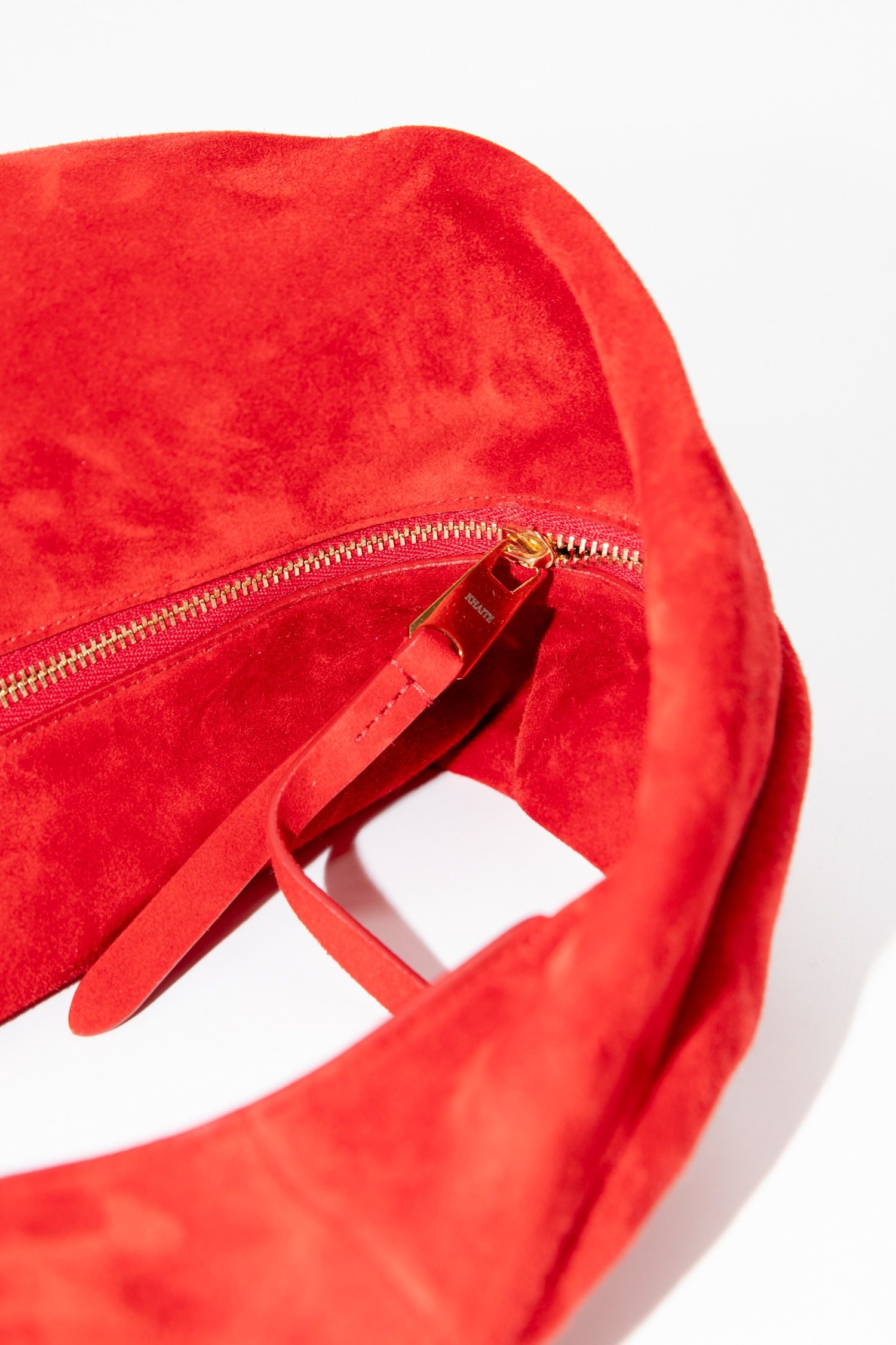 Thumbnail of http://Khaite%20Olivia%20Handtasche%20aus%20Veloursleder%20in%20Rot%20und%20Gold