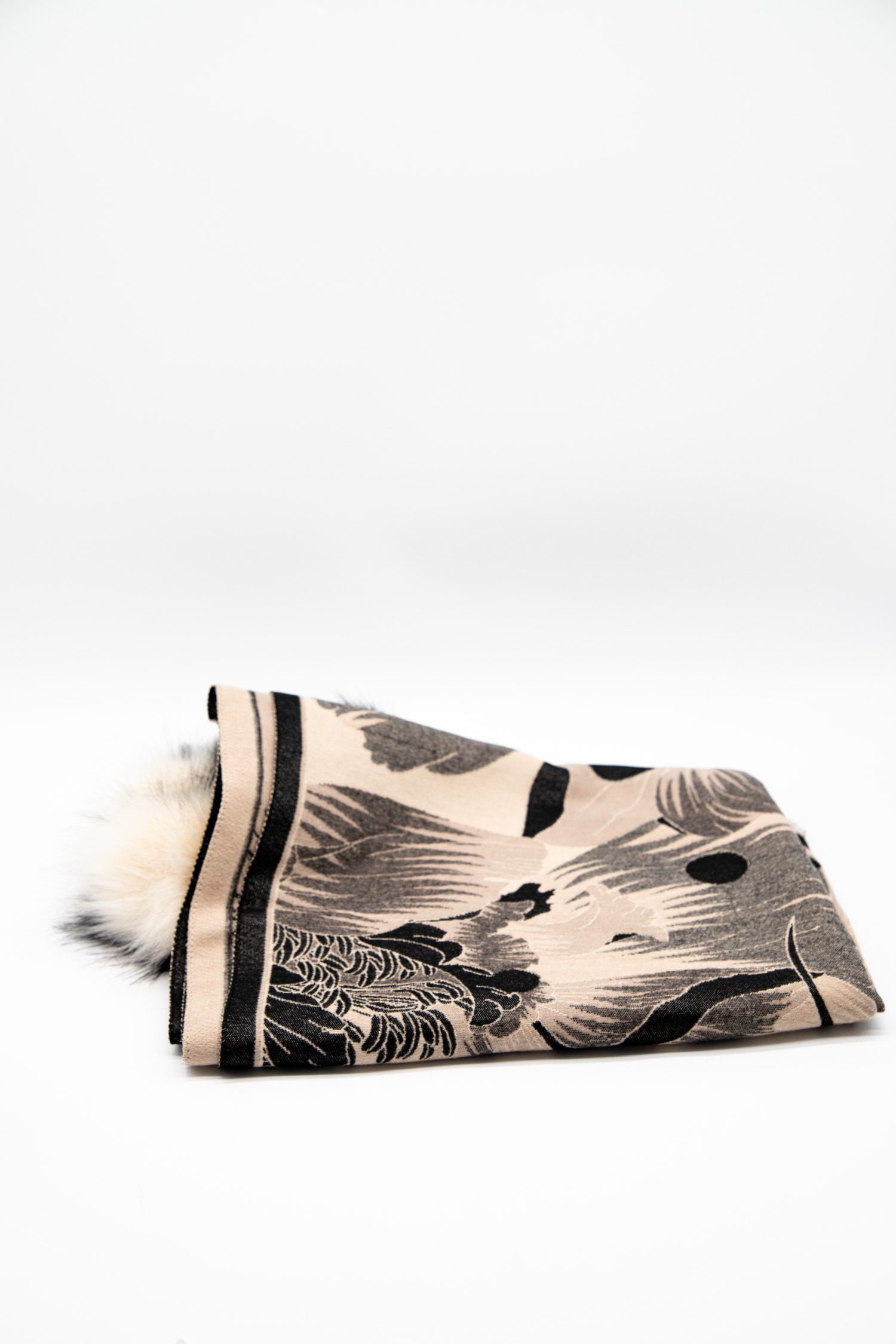Thumbnail of http://La%20Fiorentina%20Schal%20mit%20Pompoms%20in%20Schwarz%20und%20Beige