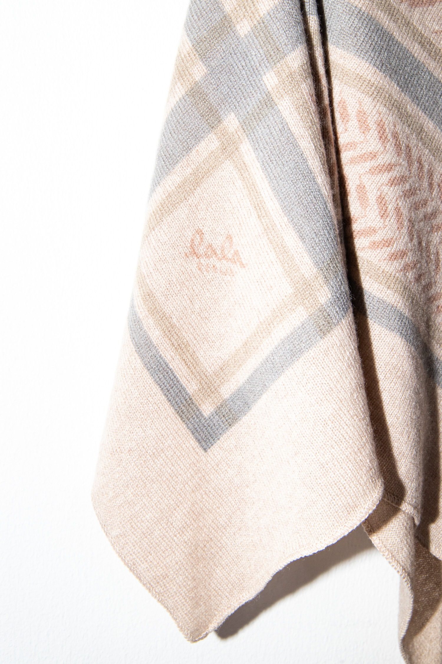 Thumbnail of http://LalaBerlin%20Dreieckstuch%20in%20Beige