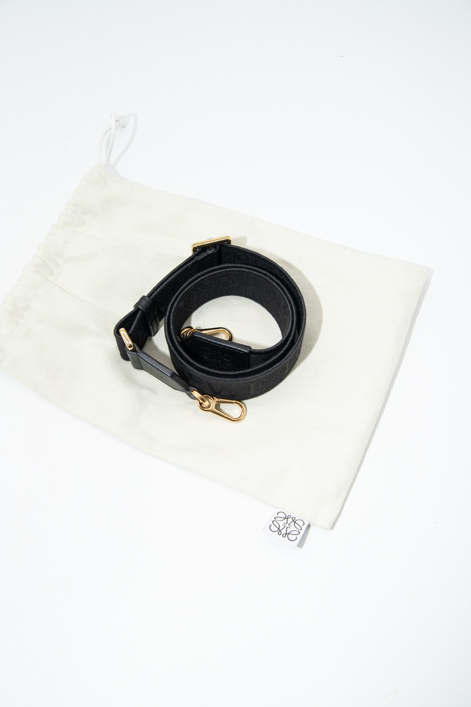 Thumbnail of http://Loewe%20Taschenriemen%20in%20Schwarz%20und%20Gold