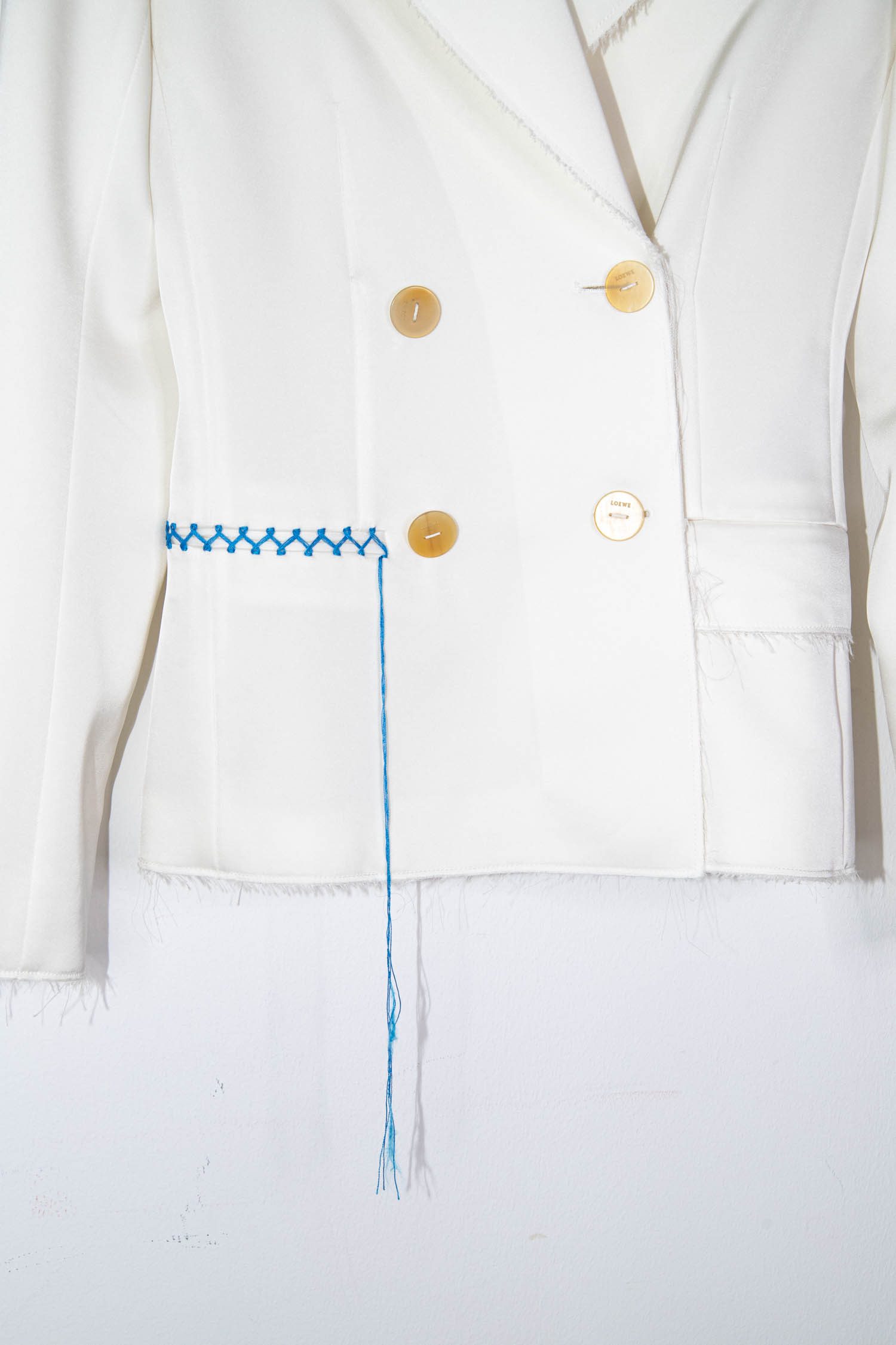Thumbnail of http://Loewe%20Blazer%20in%20Weiß%20mit%20Nahtdetails