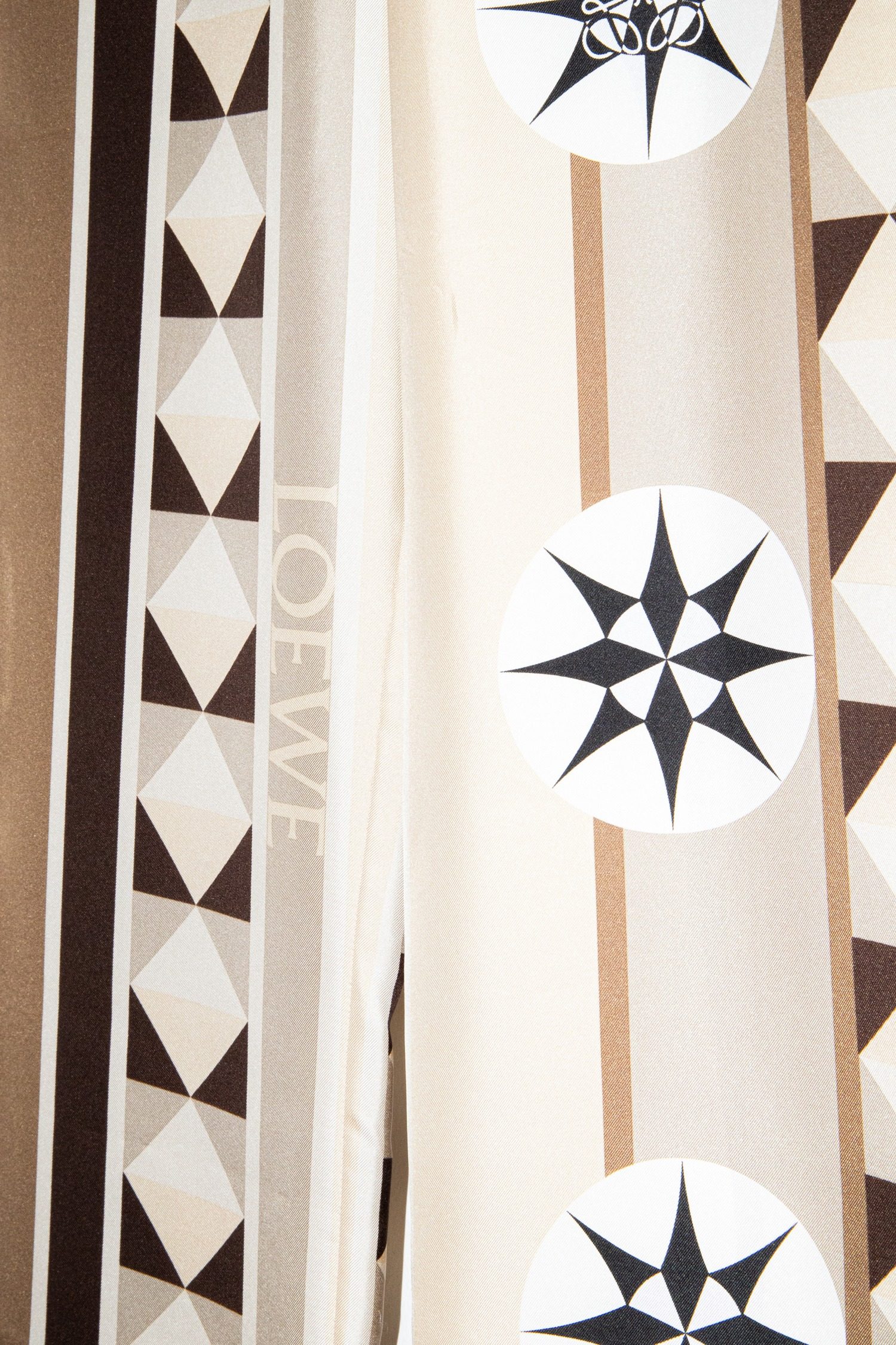 Thumbnail of http://Loewe%20Hose%20aus%20Seide%20in%20Braun,%20Khaki%20und%20Beige