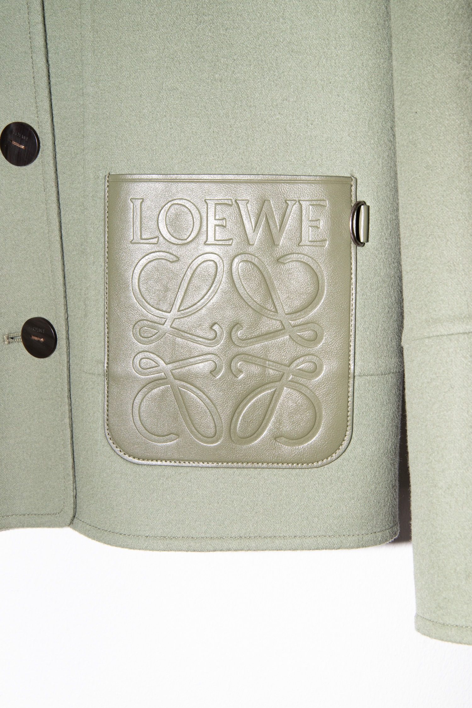 Thumbnail of http://Loewe%20Jacke%20mit%20Lederdetail%20in%20Olivgrün