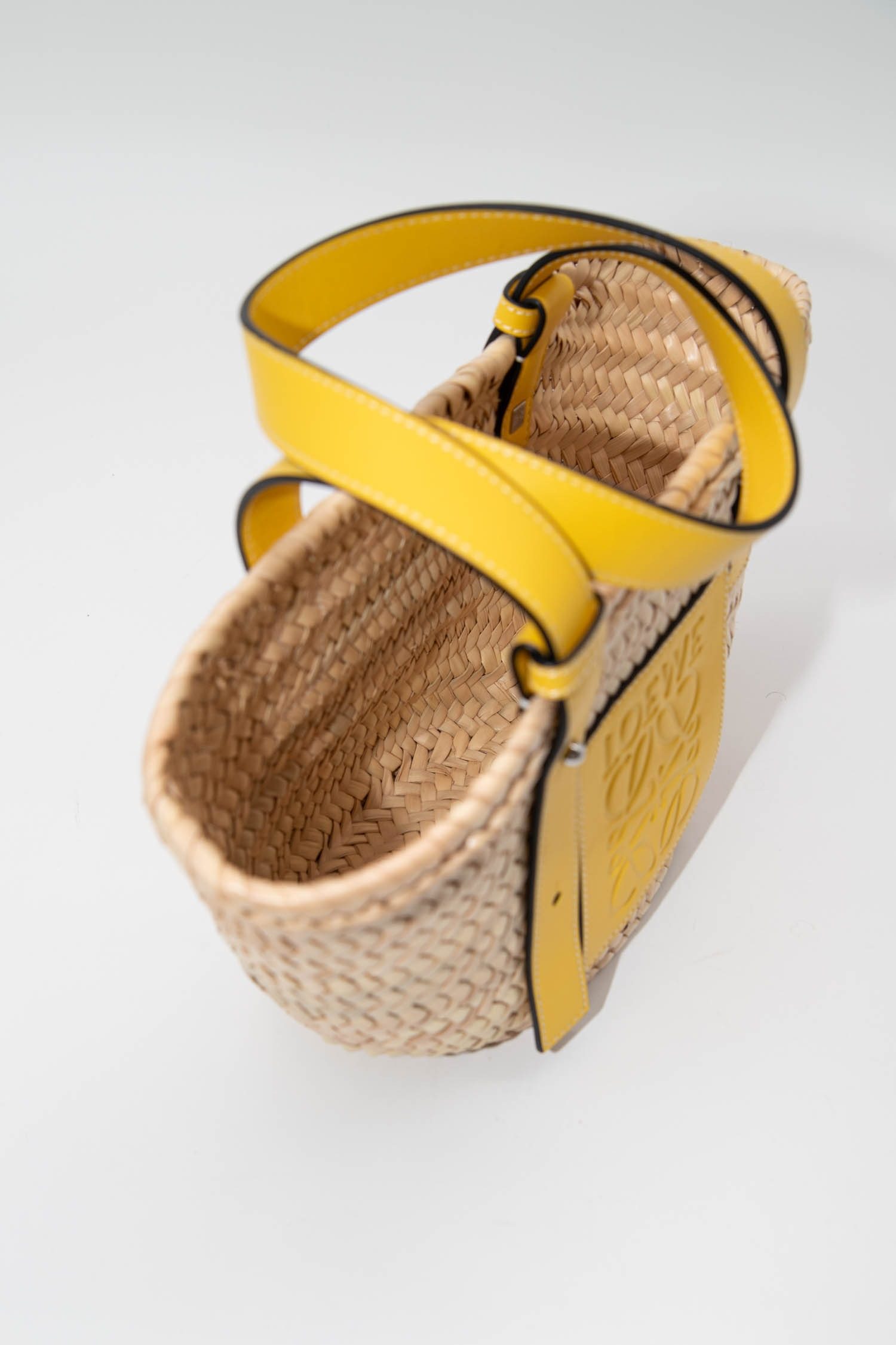 Thumbnail of http://Loewe%20Raffia%20Small%20Basket%20Tote%20Bag%20Handtasche%20in%20Gelb