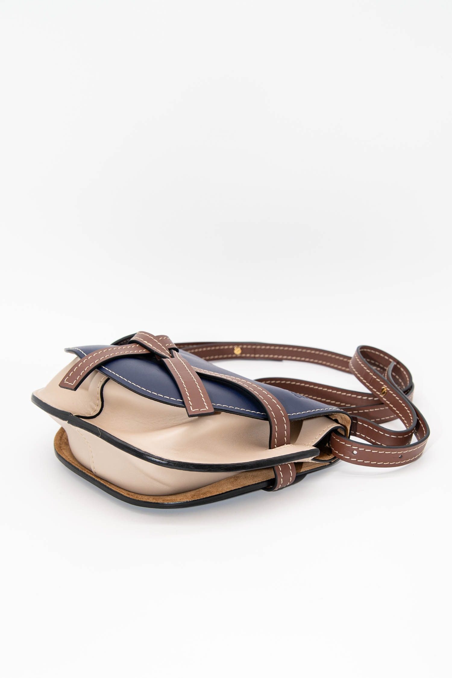 Thumbnail of http://Loewe%20Gate%20Umhängetasche%20in%20Dunkelblau%20und%20Beige