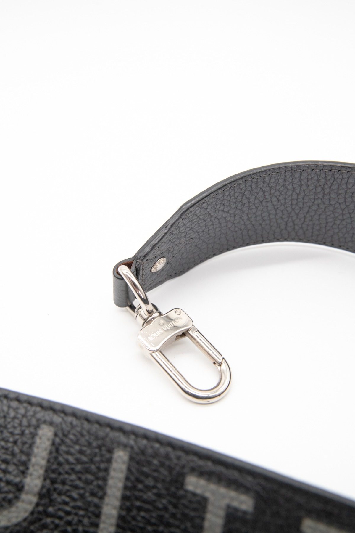 Thumbnail of http://Louis%20Vuitton%20Schulterriemen%20in%20Schwarz,%20Grau%20und%20Silber