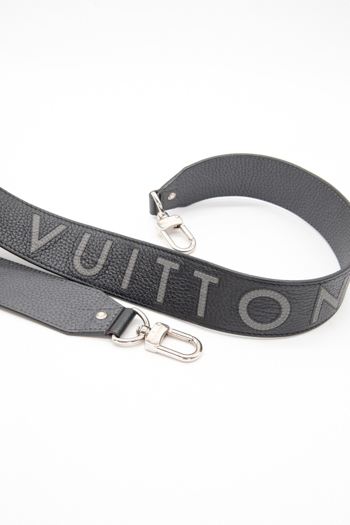 Thumbnail of http://Louis%20Vuitton%20Schulterriemen%20in%20Schwarz,%20Grau%20und%20Silber