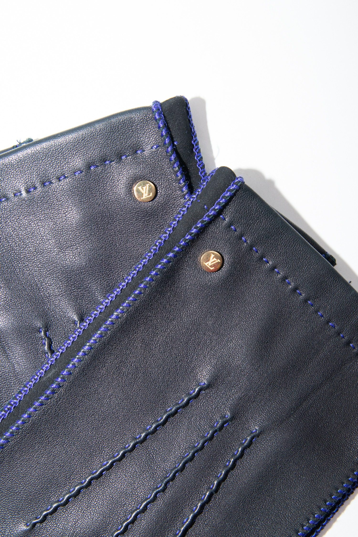 Thumbnail of http://Louis%20Vuitton%20Lederhandschuhe%20mit%20Kontrastnähten%20in%20Schwarz%20und%20Blau