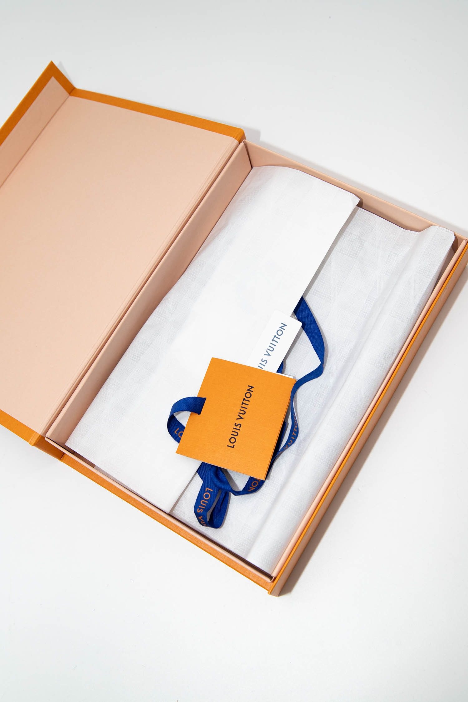 Thumbnail of http://Louis%20Vuitton%20Monogram%20Classic%20Tuch%20in%20Hellgrau