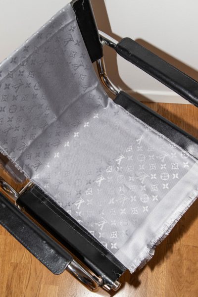 Louis Vuitton "Monogram Classic Tuch" in Hellgrau