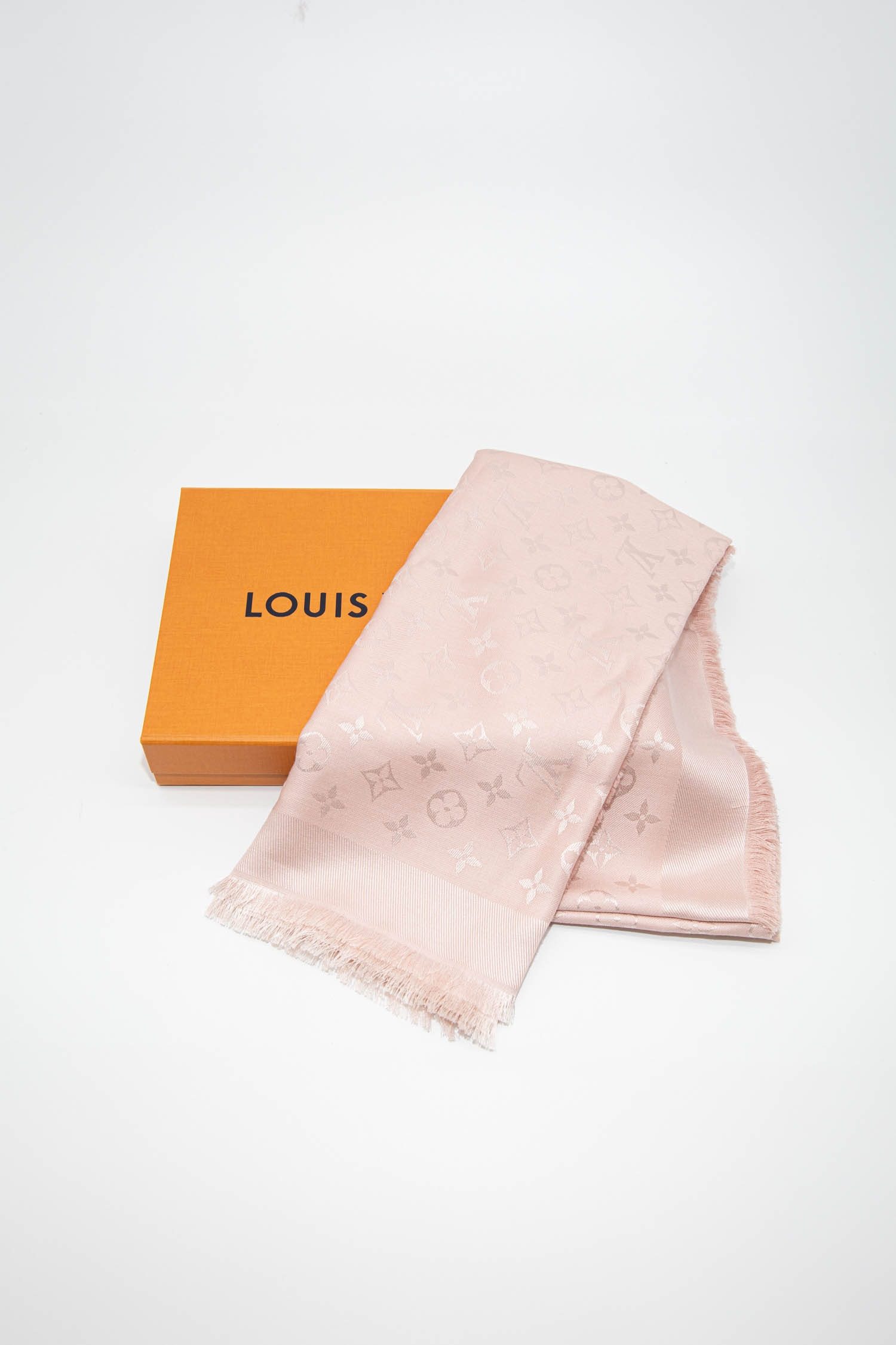 Thumbnail of http://Louis%20Vuitton%20Monogram%20Classic%20Tuch%20in%20Puderrosa