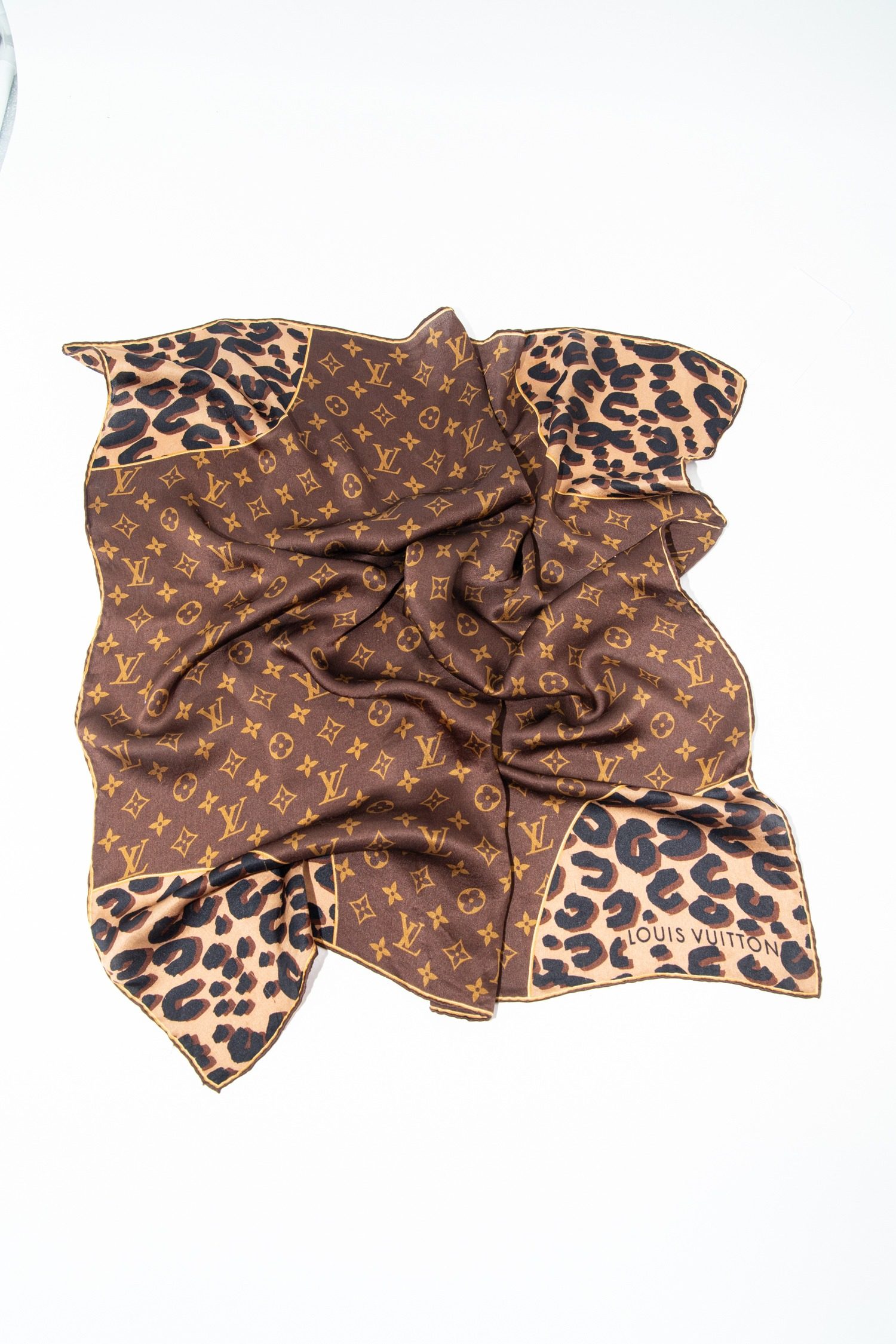 Thumbnail of http://Louis%20Vuitton%20Seidentuch%20mit%20Monogramm%20und%20Leopardenmuster