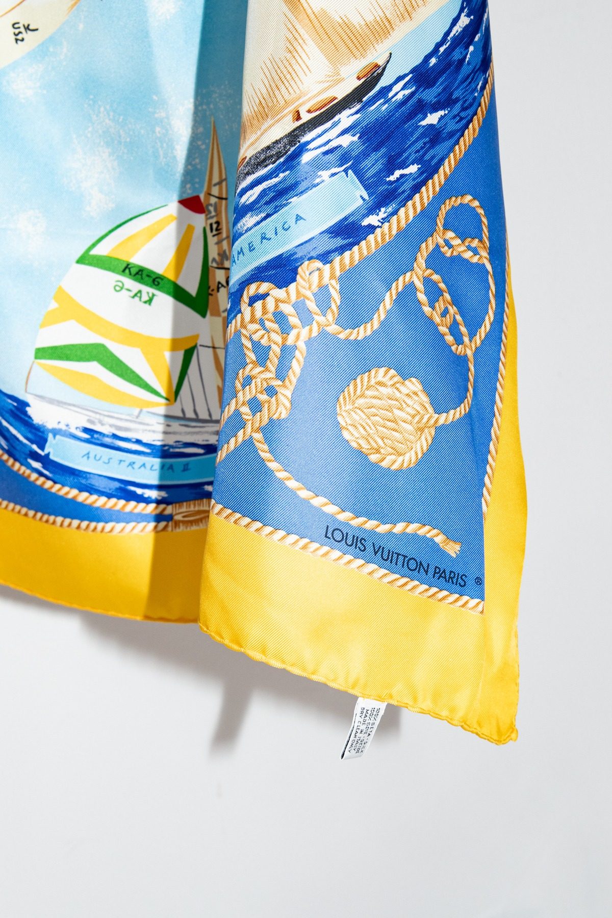 Thumbnail of http://Louis%20Vuitton%20America's%20Cup%20Seidentuch%20in%20Gelb,%20Blau%20und%20Bunt