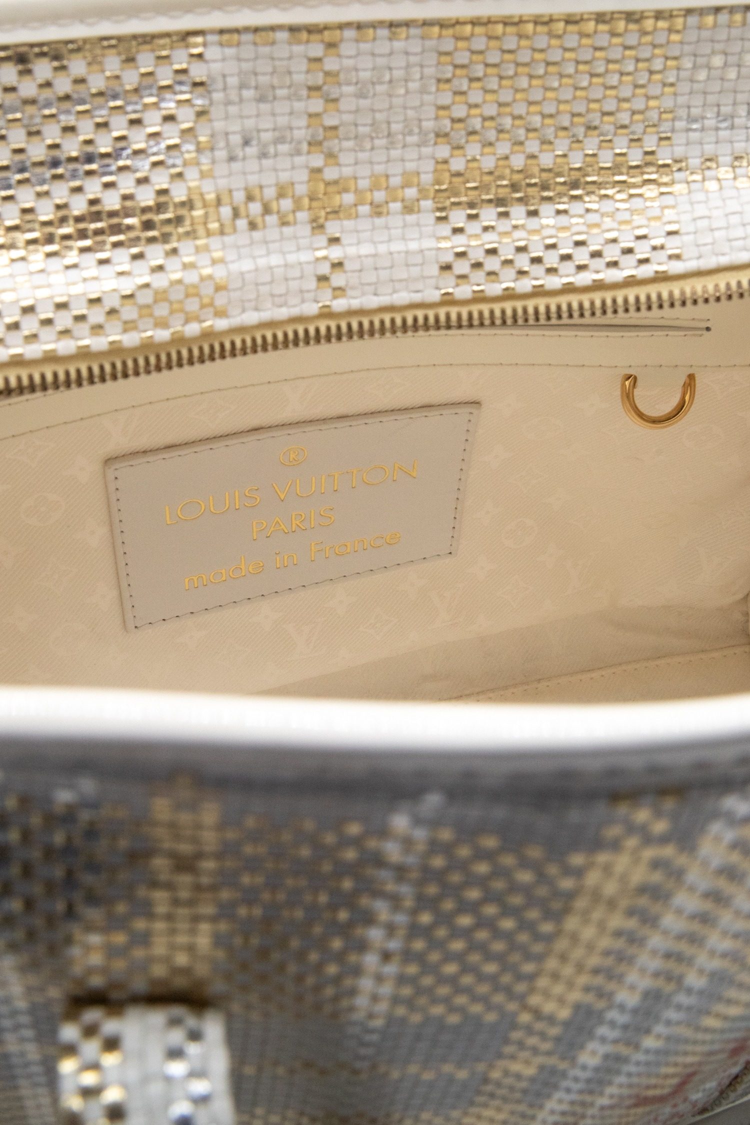 Thumbnail of http://Louis%20Vuitton%20Barbes%20Shopper%20in%20Ecru%20und%20Gold