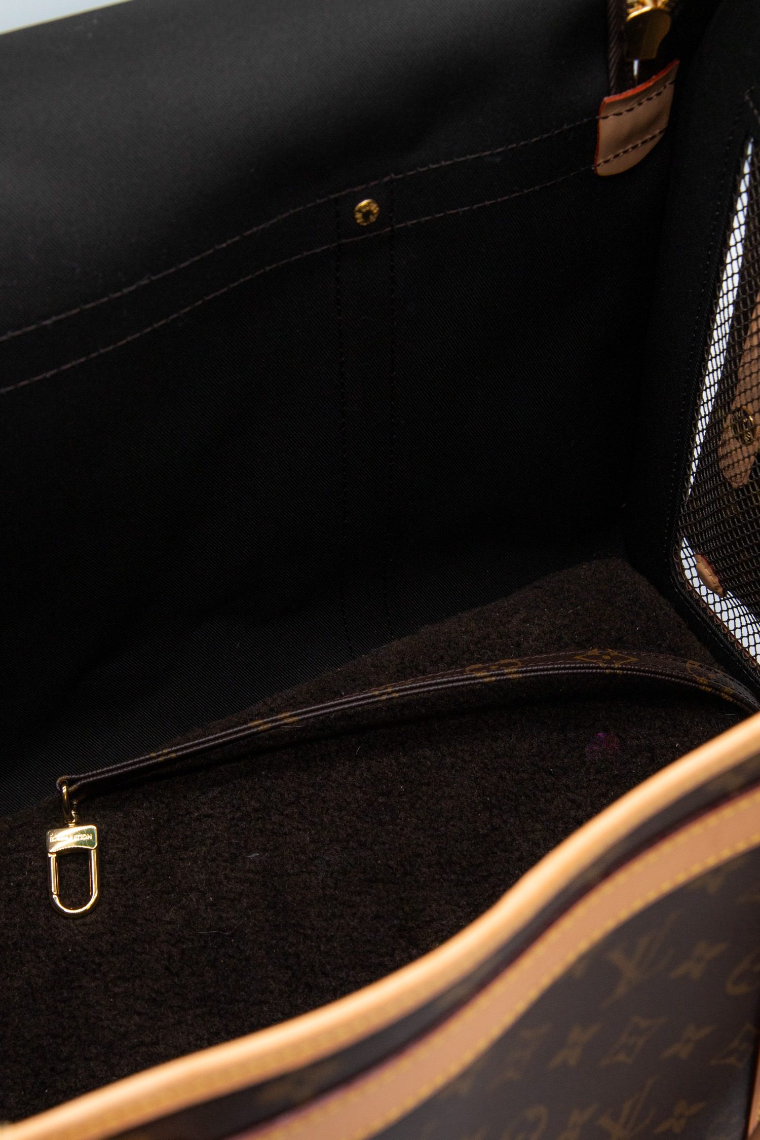 Thumbnail of http://Louis%20Vuitton%20Sac%20Chien%2040%20Hundetragetasche%20aus%20Monogram%20Canvas