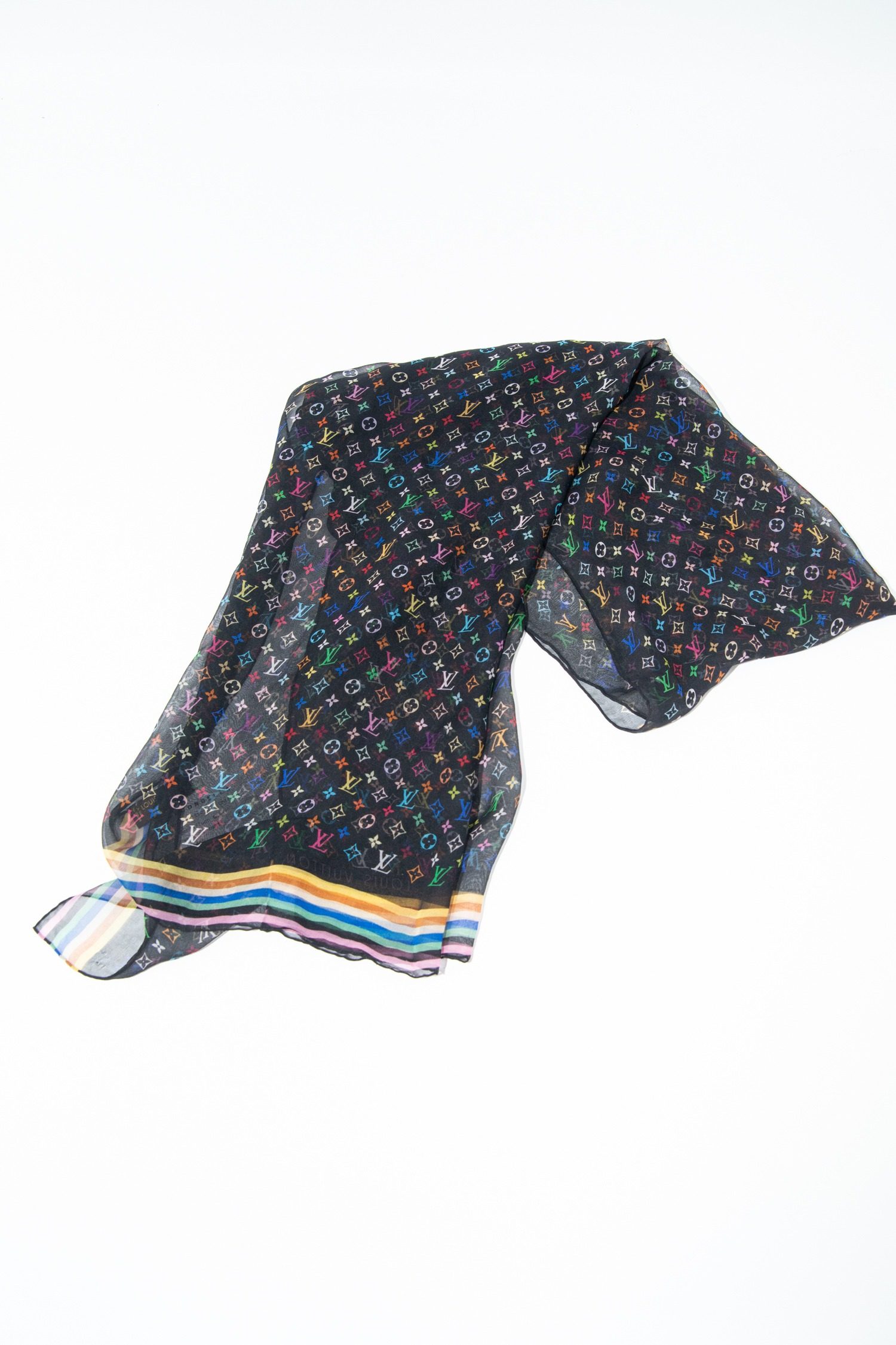 Thumbnail of http://Louis%20Vuitton%20Seidenschal%20mit%20buntem%20Monogramm%20in%20Schwarz