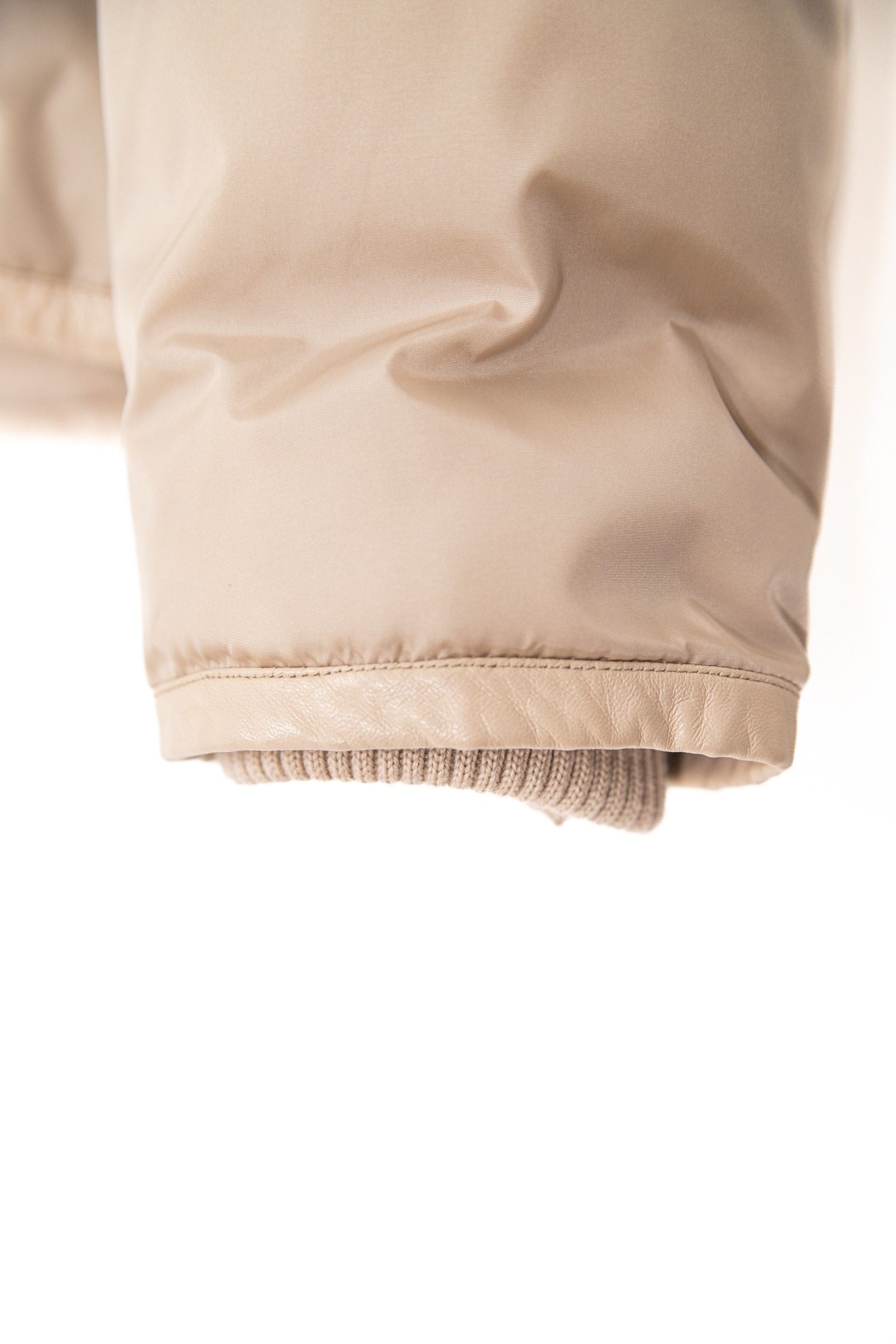 Thumbnail of http://Louis%20Vuitton%20Daunenjacke%20mit%20Fellkragen%20und%20Gürtel%20in%20Beige