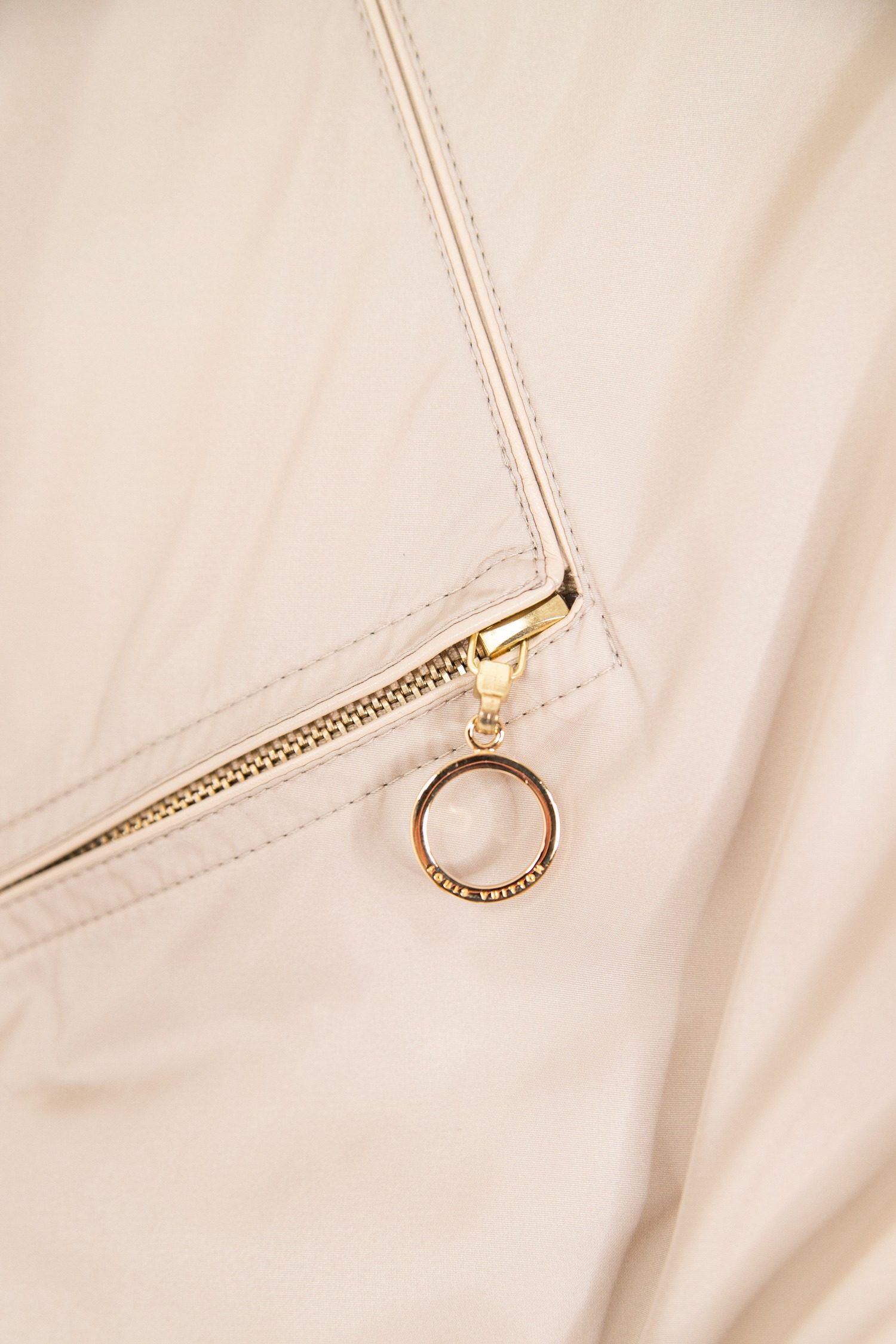 Thumbnail of http://Louis%20Vuitton%20Daunenjacke%20mit%20Fellkragen%20und%20Gürtel%20in%20Beige