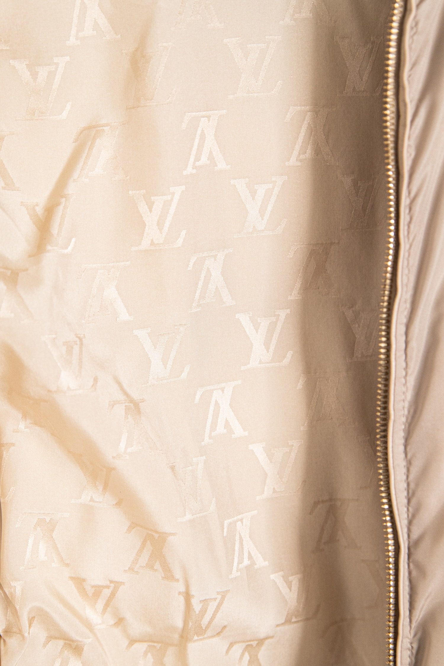 Thumbnail of http://Louis%20Vuitton%20Daunenjacke%20mit%20Fellkragen%20und%20Gürtel%20in%20Beige