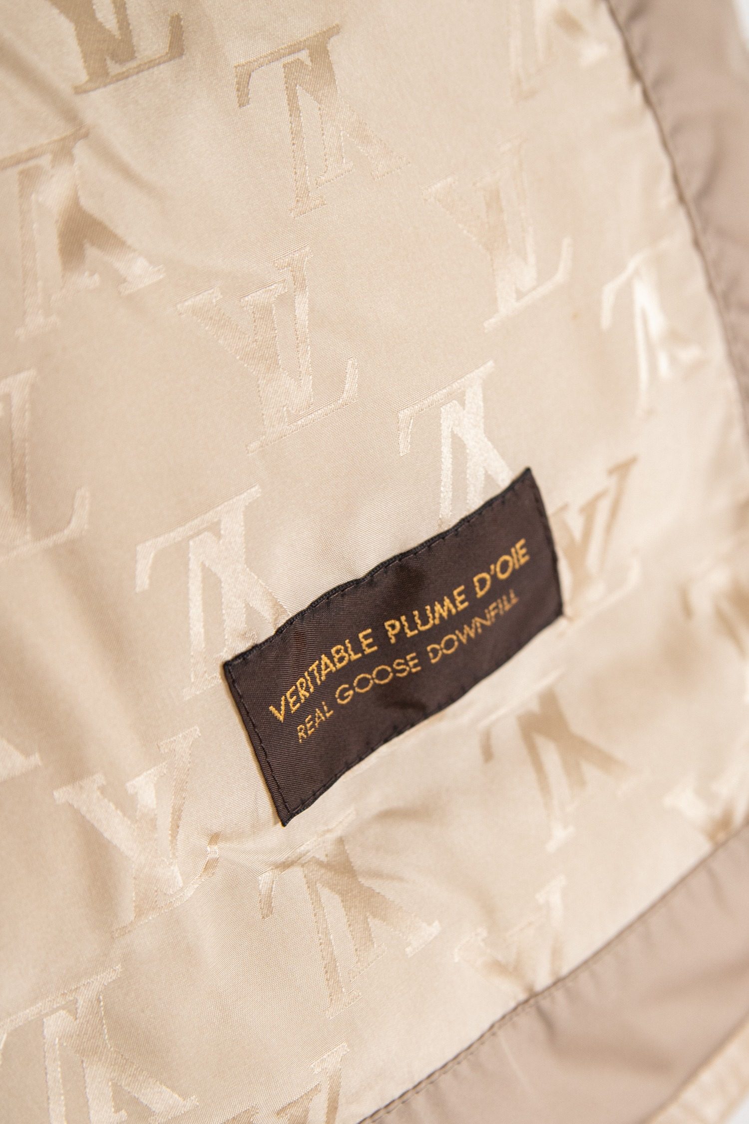 Thumbnail of http://Louis%20Vuitton%20Daunenjacke%20mit%20Fellkragen%20und%20Gürtel%20in%20Beige