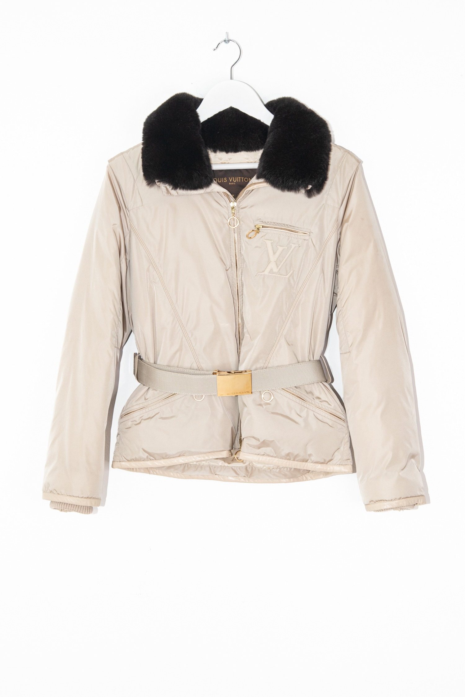 Thumbnail of http://Louis%20Vuitton%20Daunenjacke%20mit%20Fellkragen%20und%20Gürtel%20in%20Beige