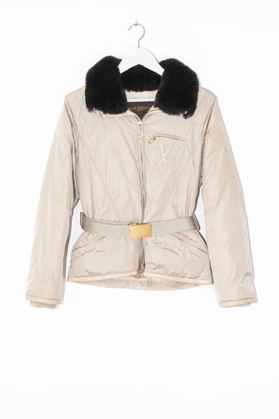 Louis Vuitton Daunenjacke mit Fellkragen und Gürtel in Beige