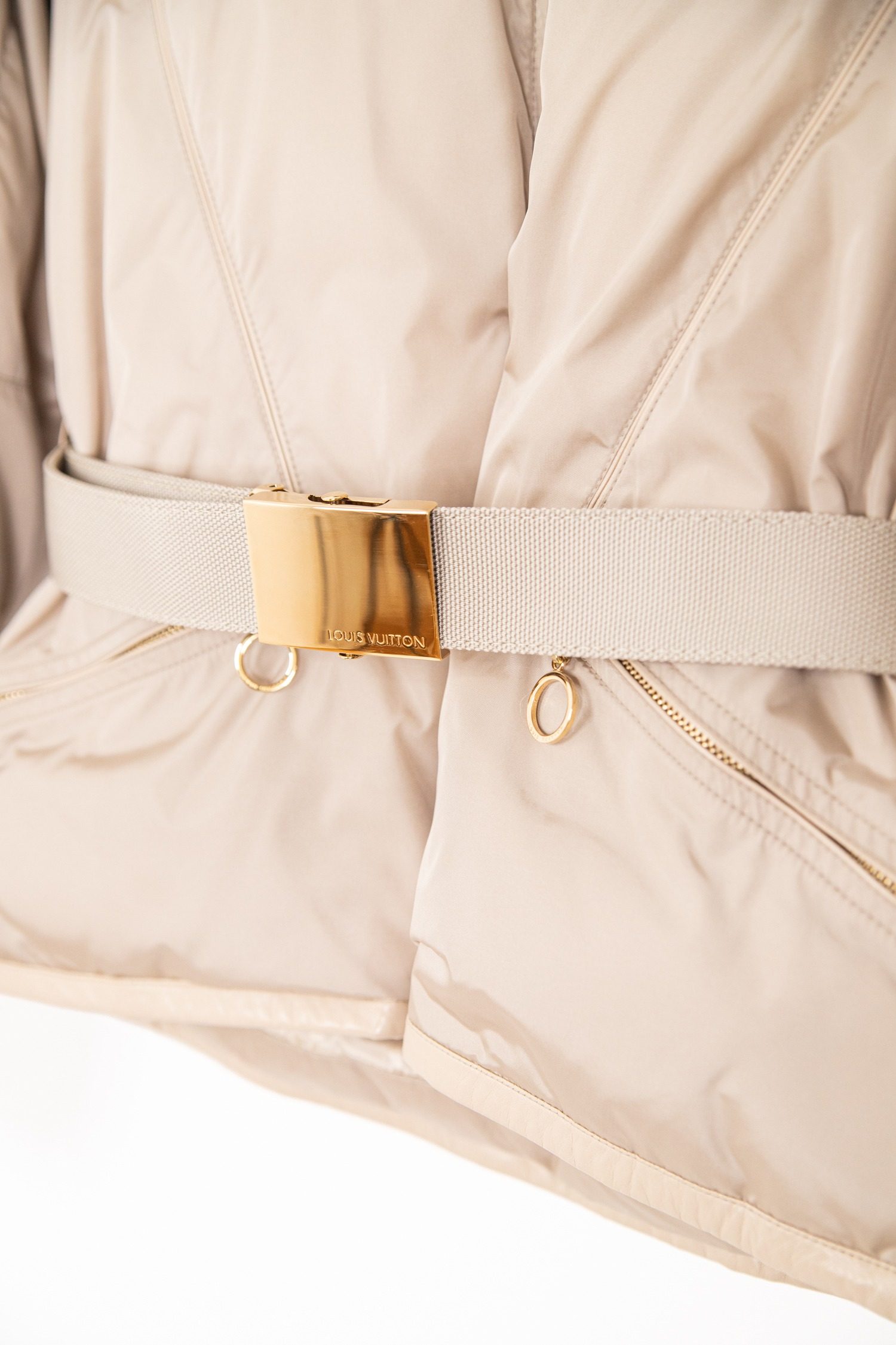Thumbnail of http://Louis%20Vuitton%20Daunenjacke%20mit%20Fellkragen%20und%20Gürtel%20in%20Beige