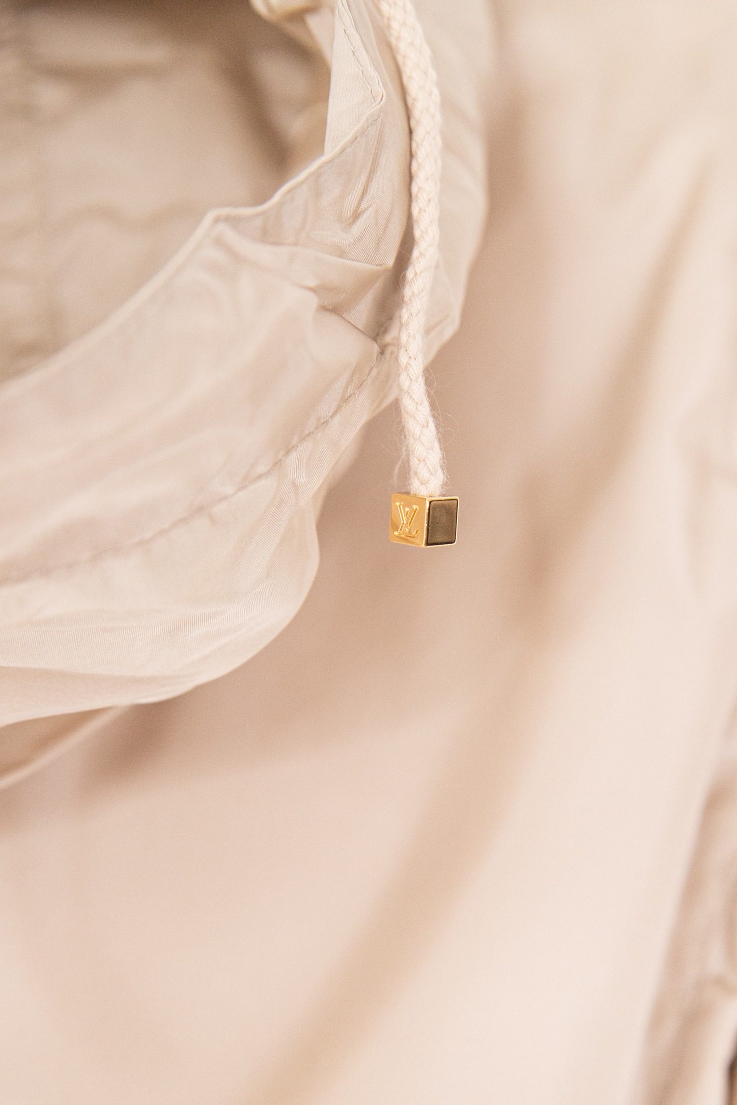 Thumbnail of http://Louis%20Vuitton%20Daunenjacke%20mit%20Fellkragen%20und%20Gürtel%20in%20Beige