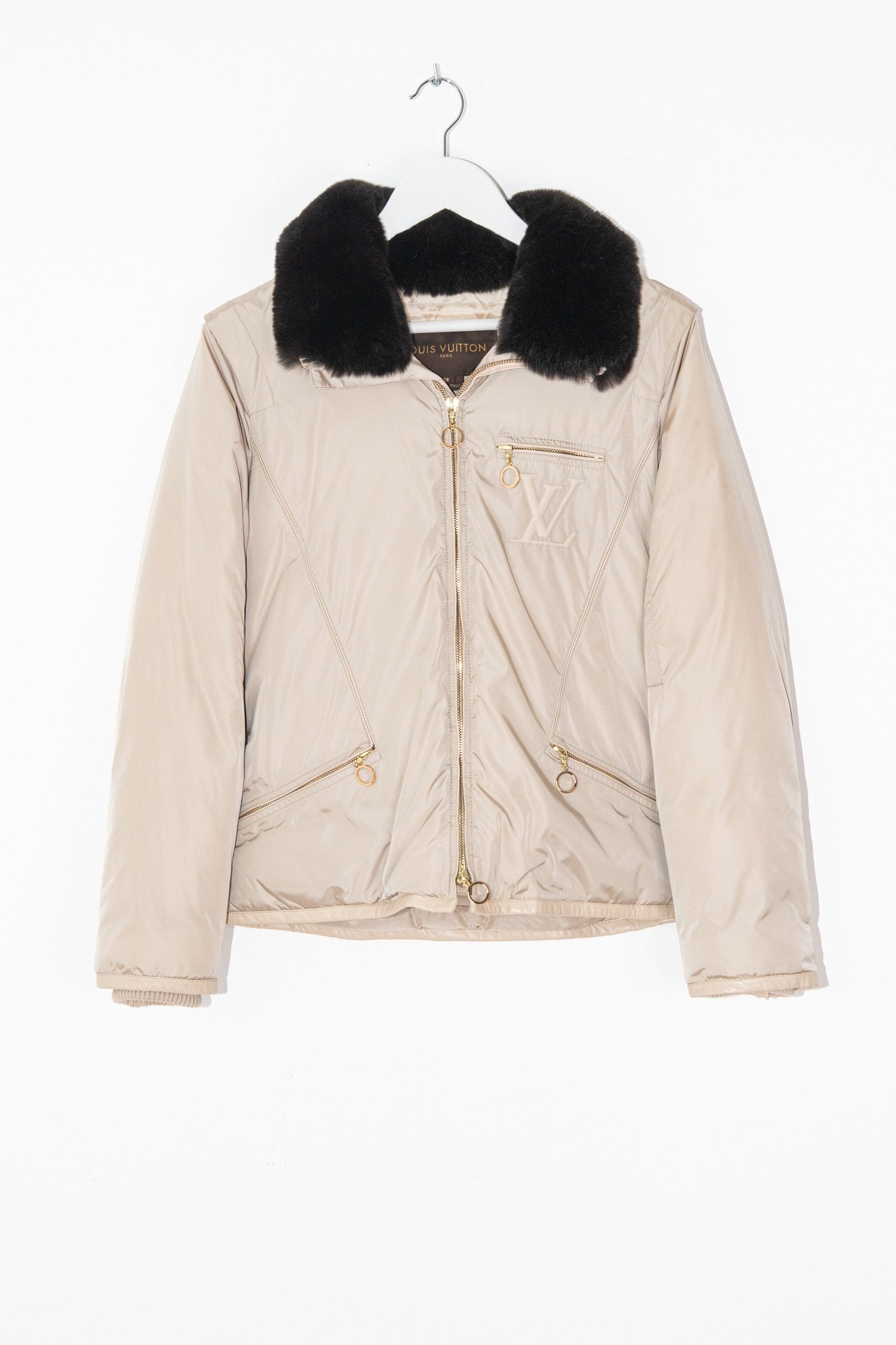 Thumbnail of http://Louis%20Vuitton%20Daunenjacke%20mit%20Fellkragen%20und%20Gürtel%20in%20Beige