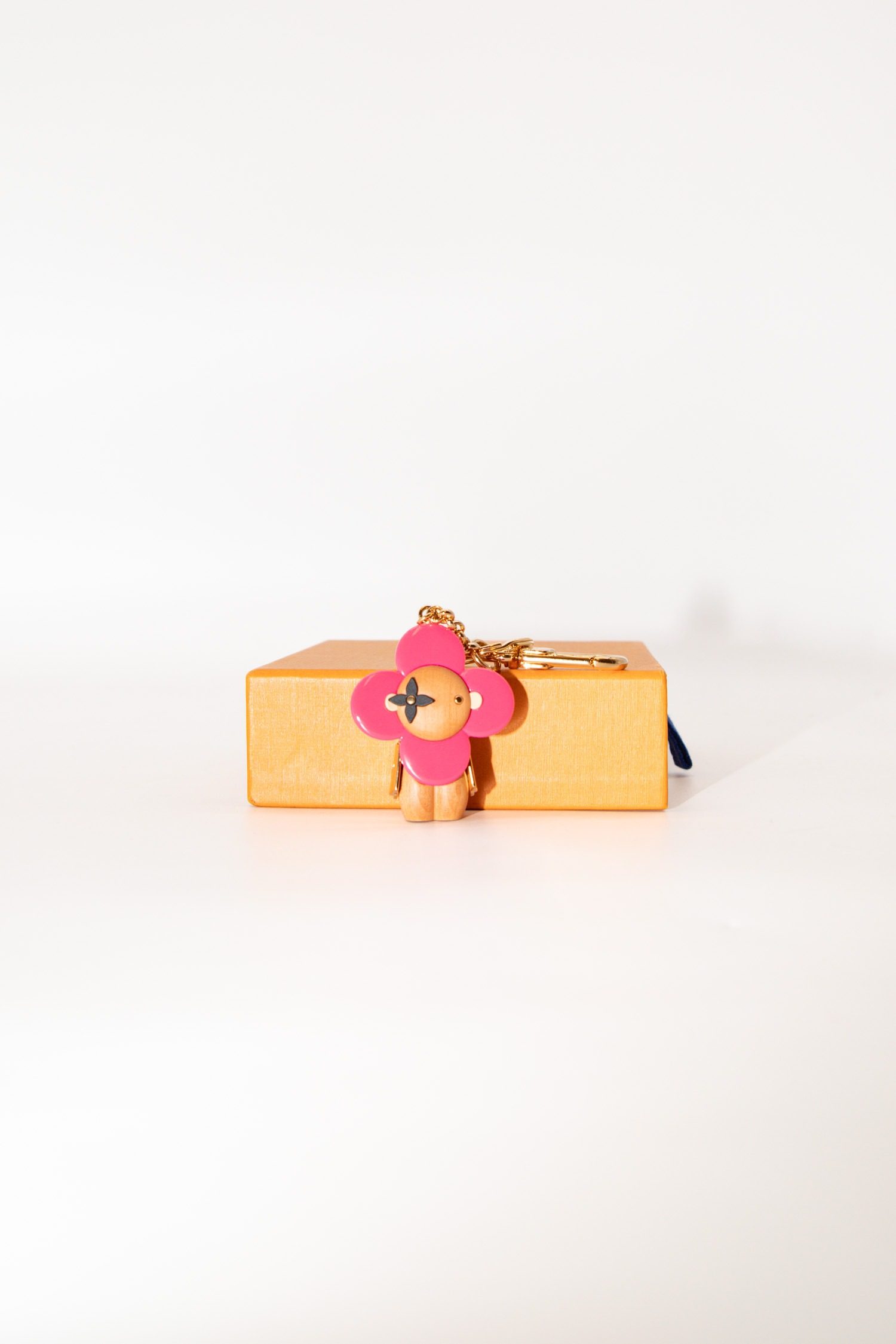 Thumbnail of http://Louis%20Vuitton%20Vivienne%20Schlüsselanhänger%20aus%20Holz