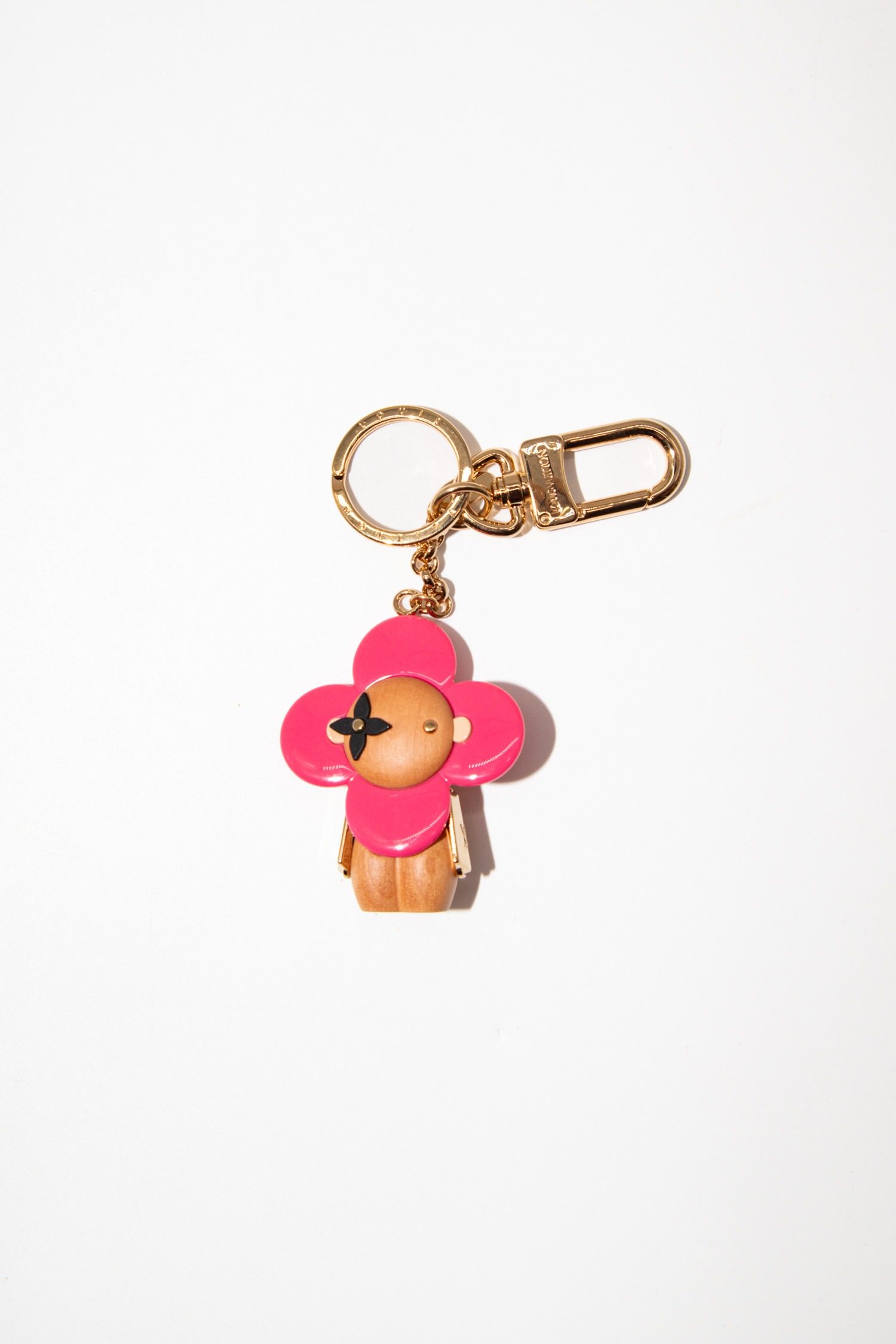 Thumbnail of http://Louis%20Vuitton%20Vivienne%20Schlüsselanhänger%20aus%20Holz