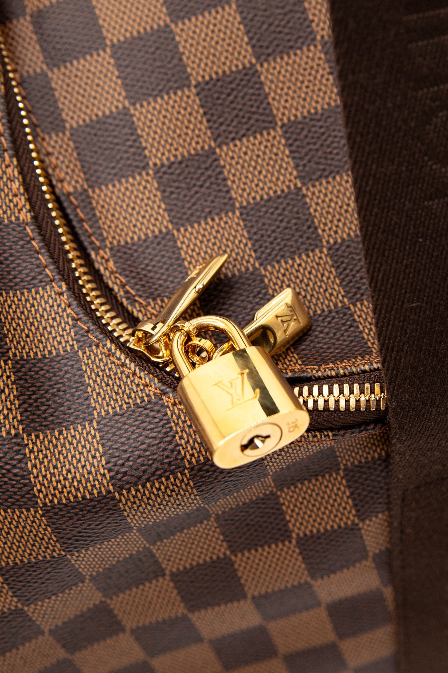 Thumbnail of http://Louis%20Vuitton%20Neo%20Eole%2055%20Reisetasche%20in%20braunem%20Canvas
