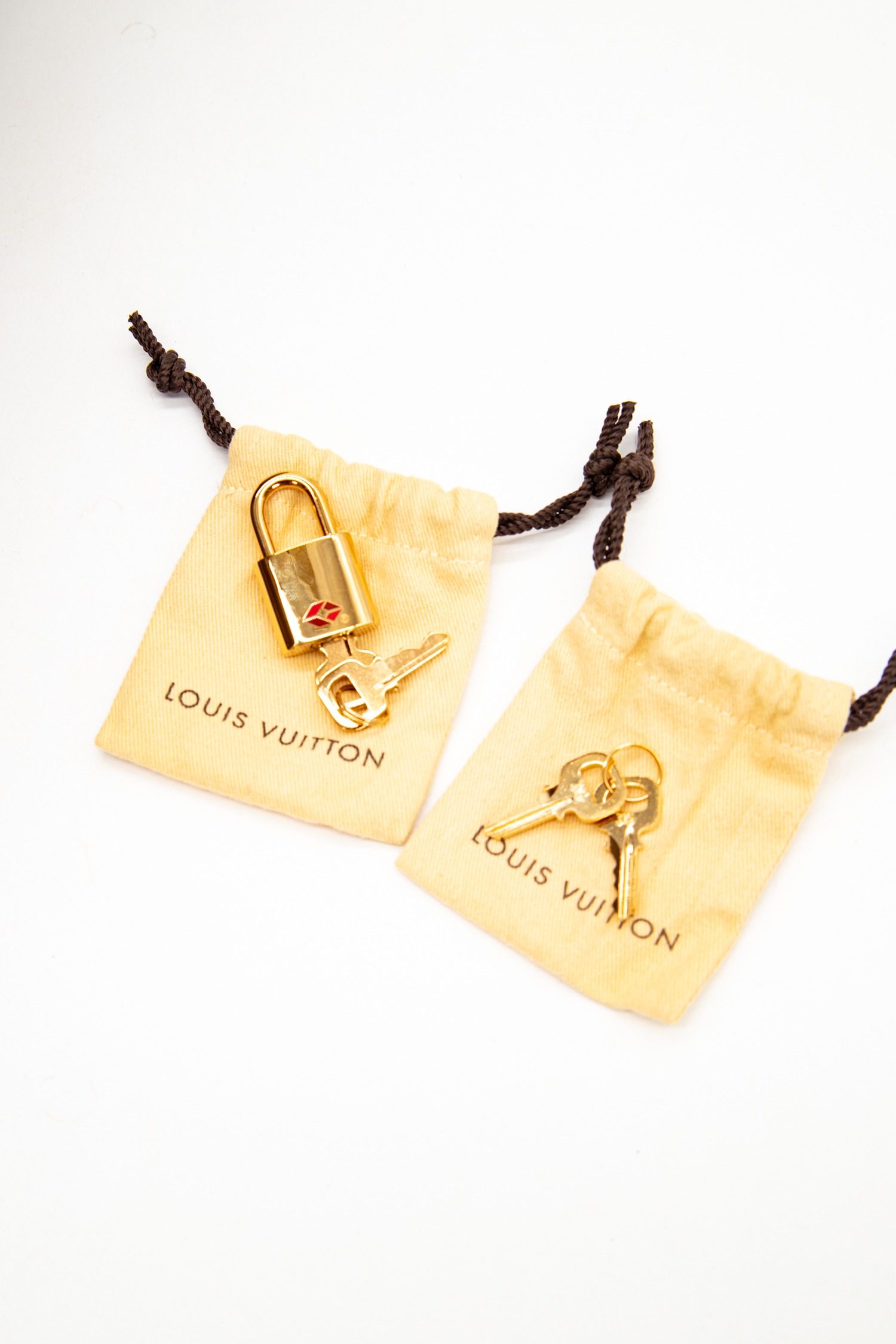 Thumbnail of http://Louis%20Vuitton%20Neo%20Eole%2055%20Reisetasche%20in%20braunem%20Canvas