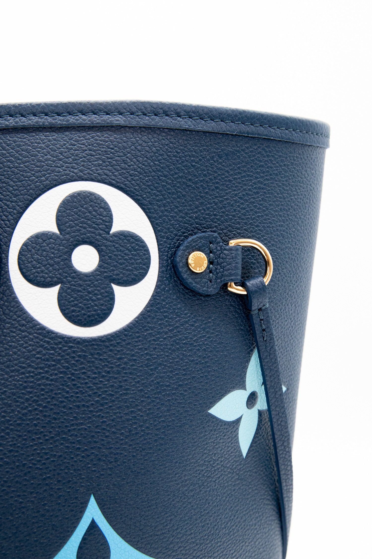 Thumbnail of http://Louis%20Vuitton%20Gradient%20Blue%20Neverfull%20Shopper%20in%20Blau