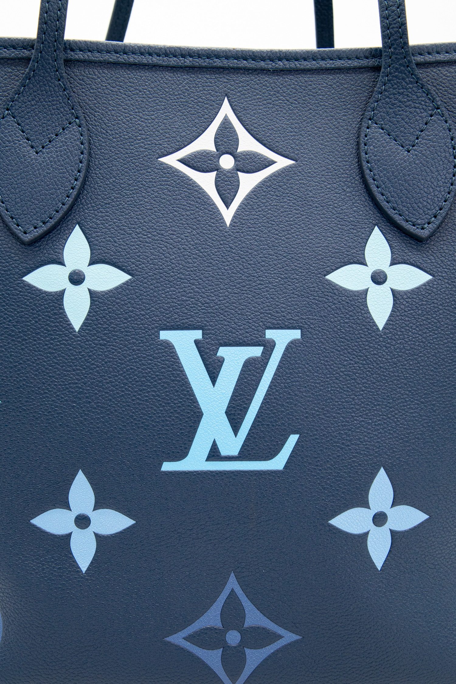 Thumbnail of http://Louis%20Vuitton%20Gradient%20Blue%20Neverfull%20Shopper%20in%20Blau