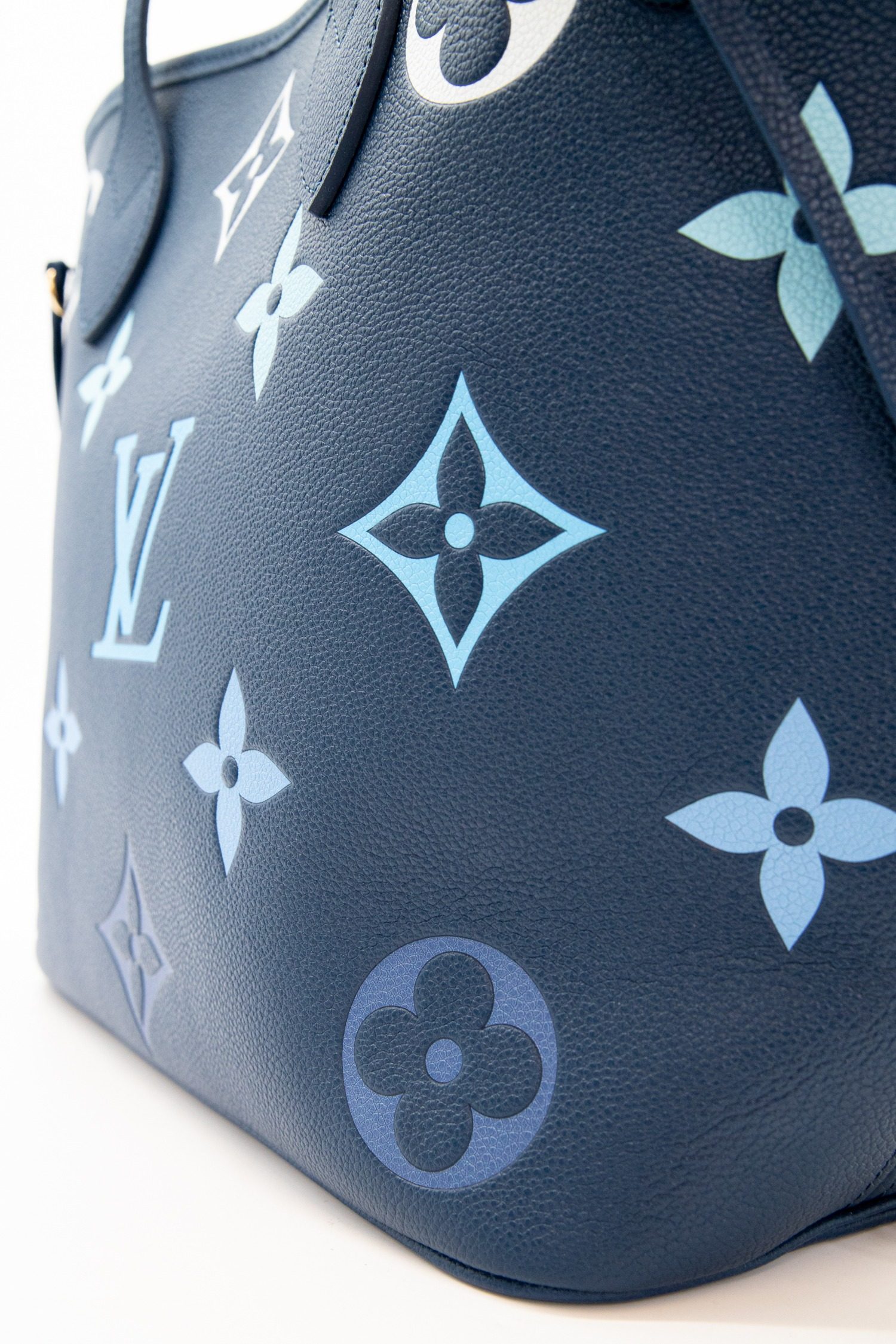 Thumbnail of http://Louis%20Vuitton%20Gradient%20Blue%20Neverfull%20Shopper%20in%20Blau