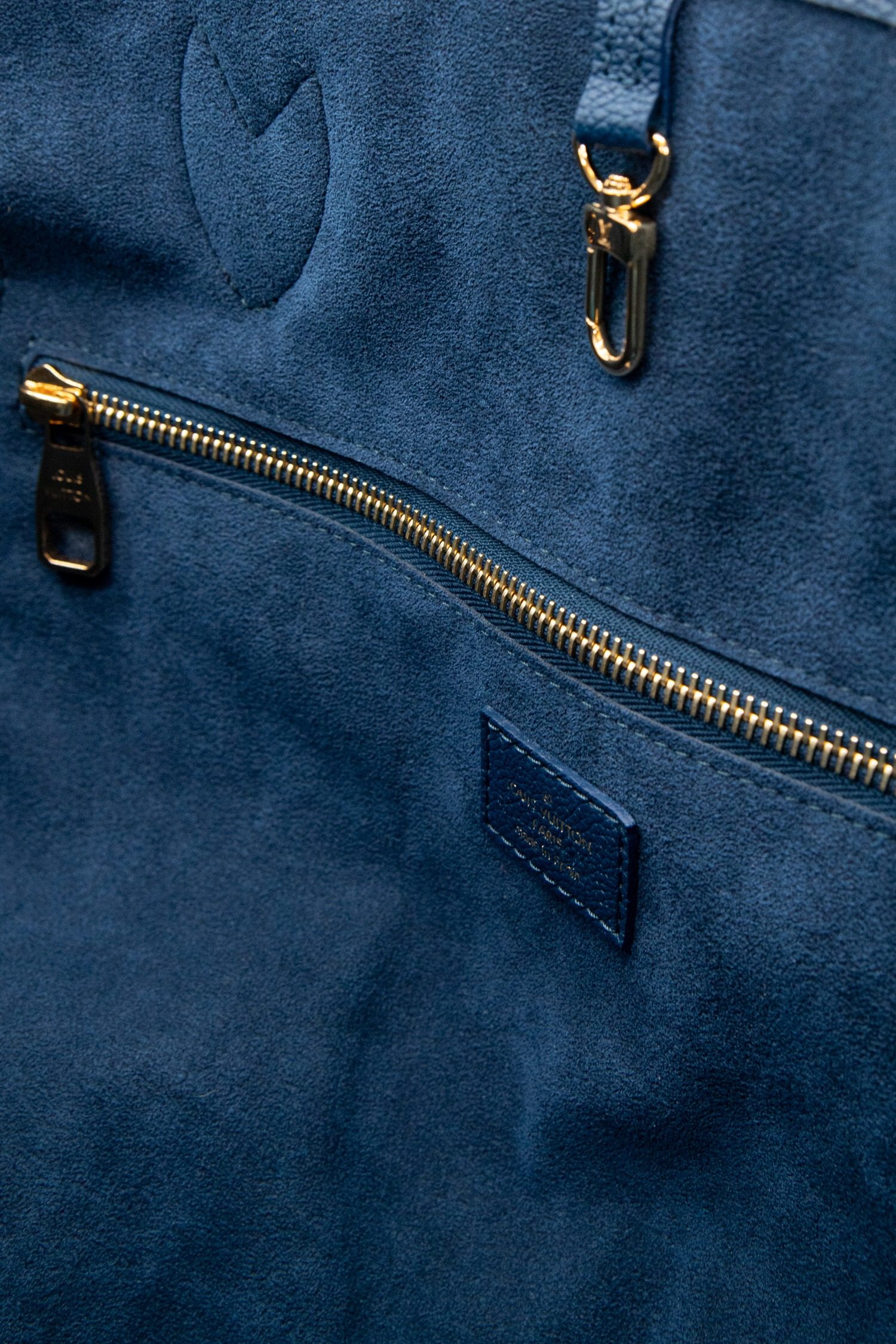 Thumbnail of http://Louis%20Vuitton%20Gradient%20Blue%20Neverfull%20Shopper%20in%20Blau