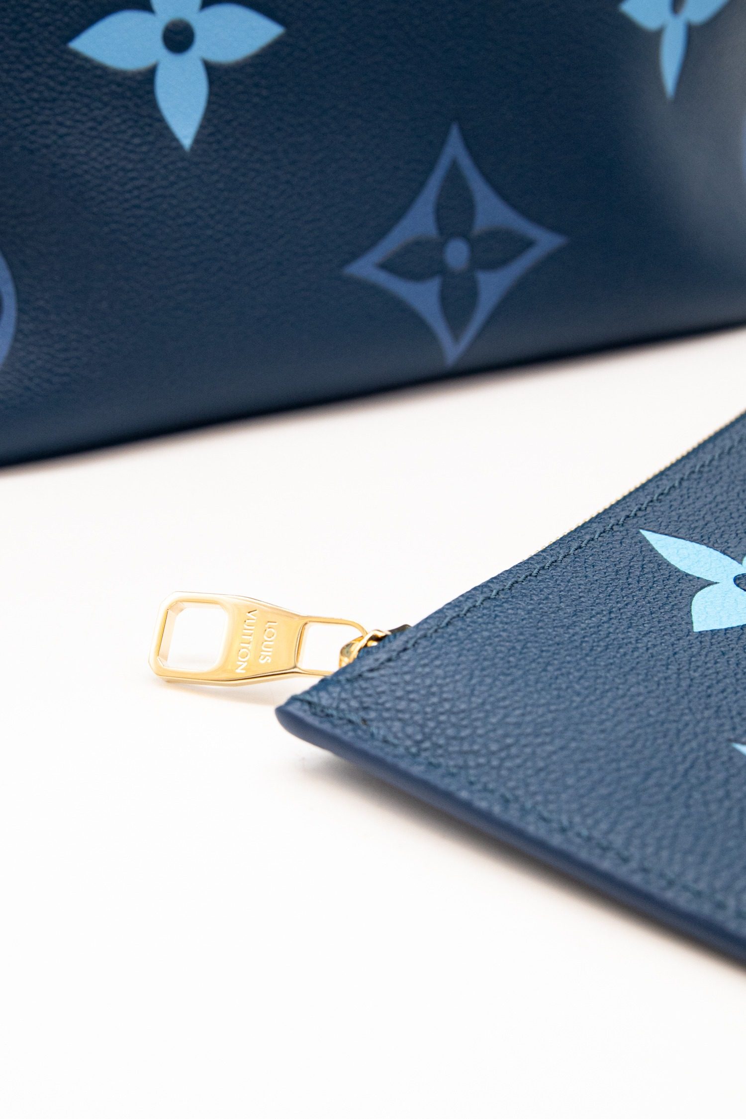 Thumbnail of http://Louis%20Vuitton%20Gradient%20Blue%20Neverfull%20Shopper%20in%20Blau