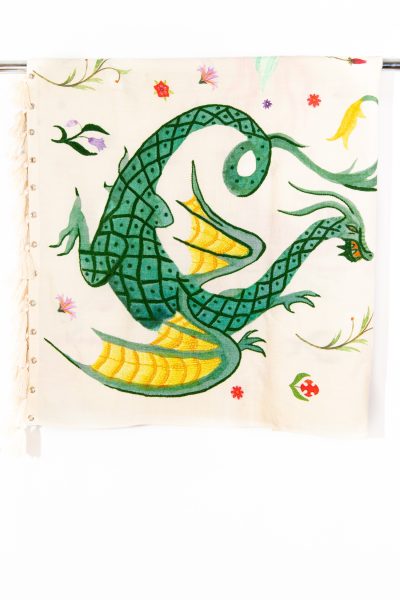 Maison Common Schal mit Drachen und Blumen in Cremeweiß